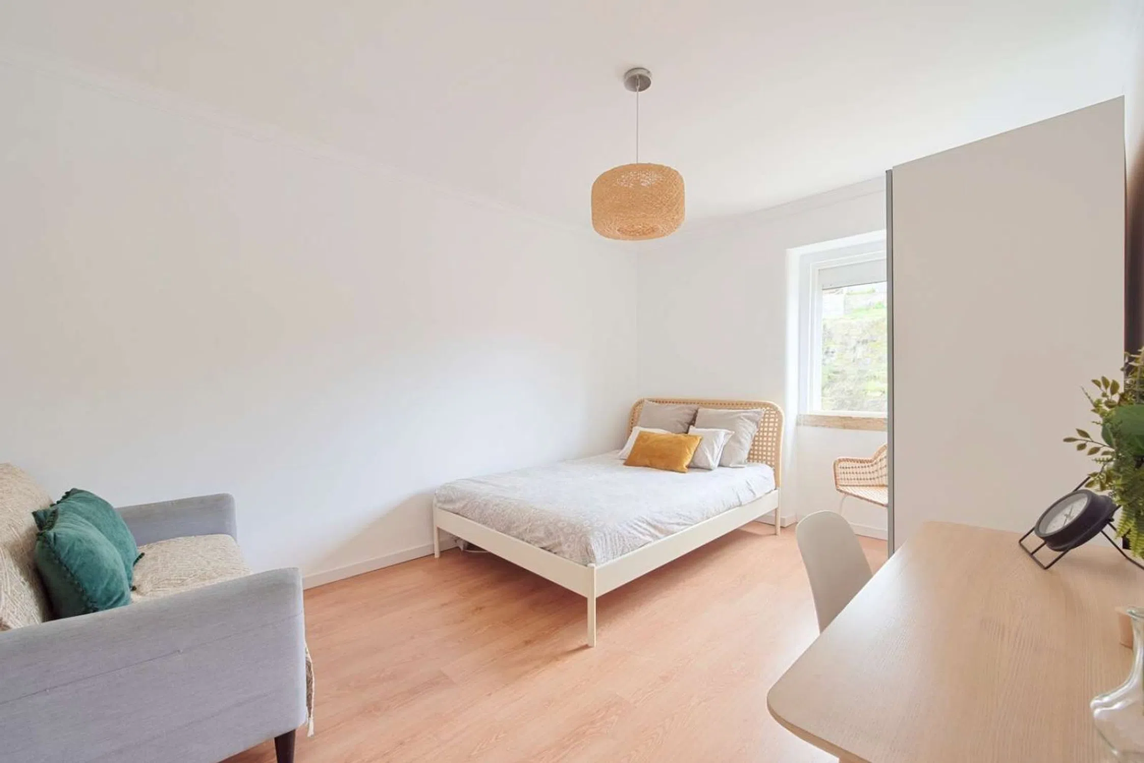 Modern 1 Bedroom Furnished Room for Rent in Penha de França – Prime Location with Easy Transport