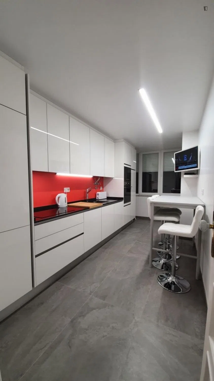 Modern 1 Bedroom Furnished Room for Rent in São Domingos de Benfica – Prime Location with Easy Transport