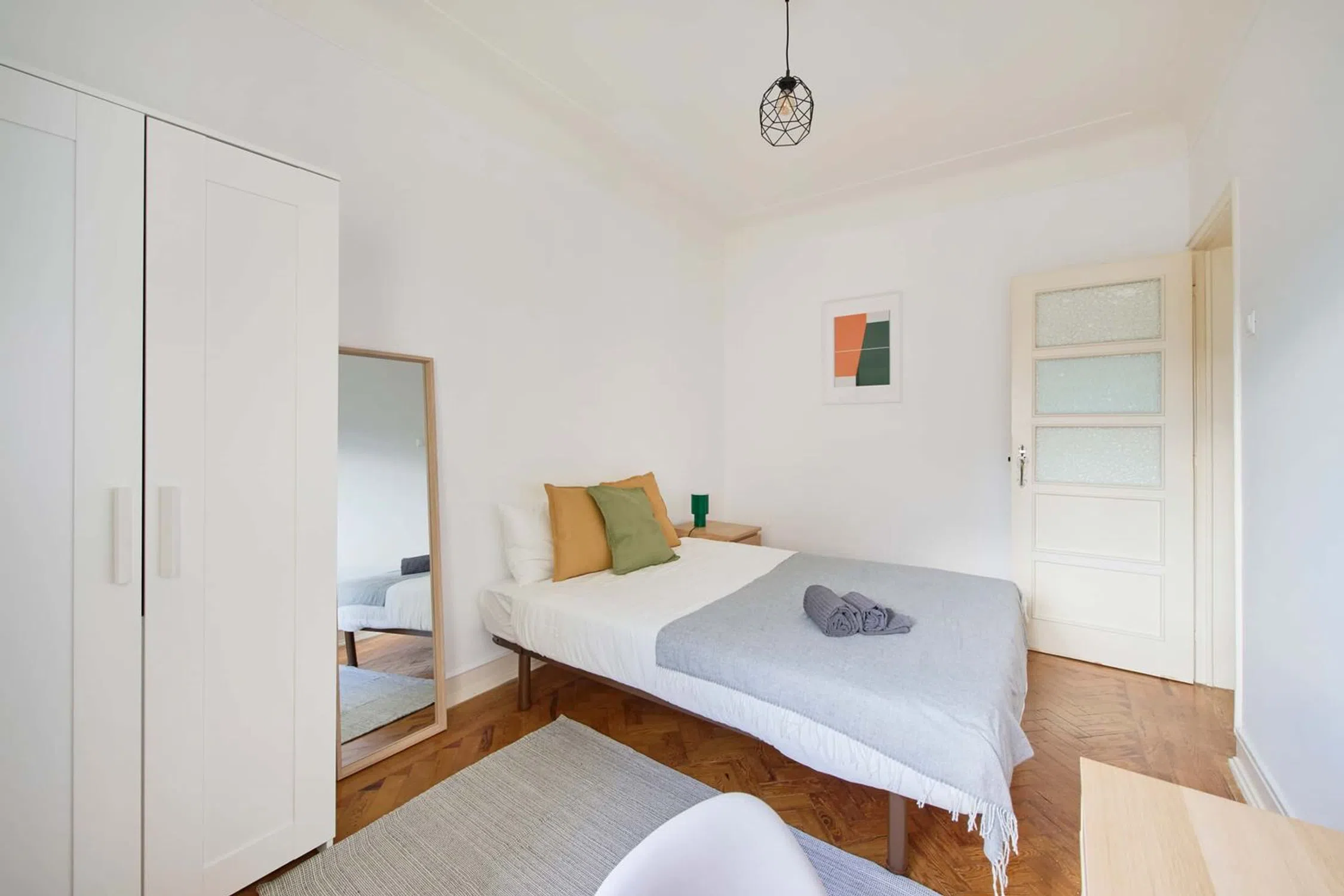 Modern 1 Bedroom Furnished Room for Rent in Arroios – Prime Location with Easy Transport