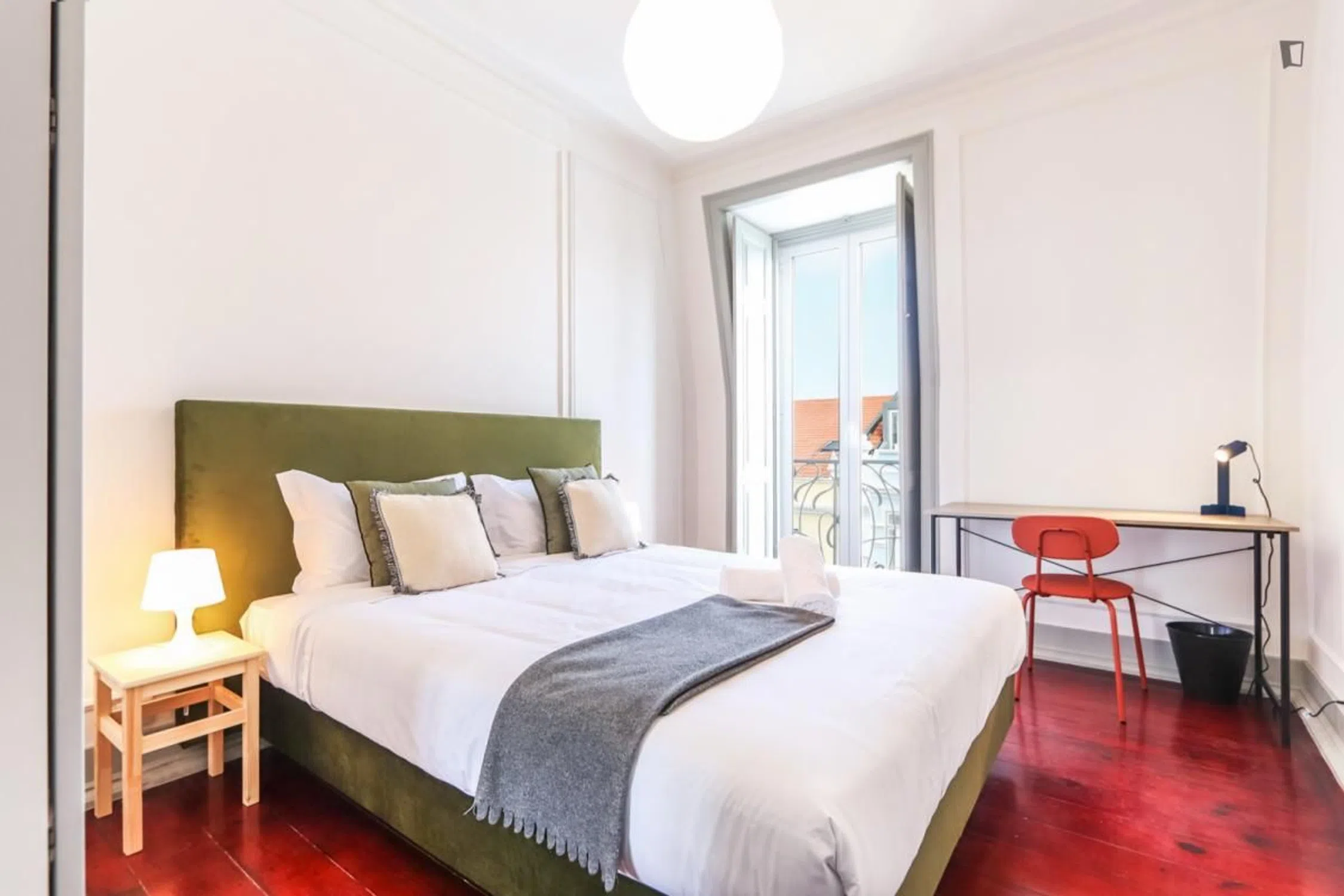 Modern 1 Bedroom Furnished Room for Rent in Campo de Ourique – Prime Location with Easy Transport