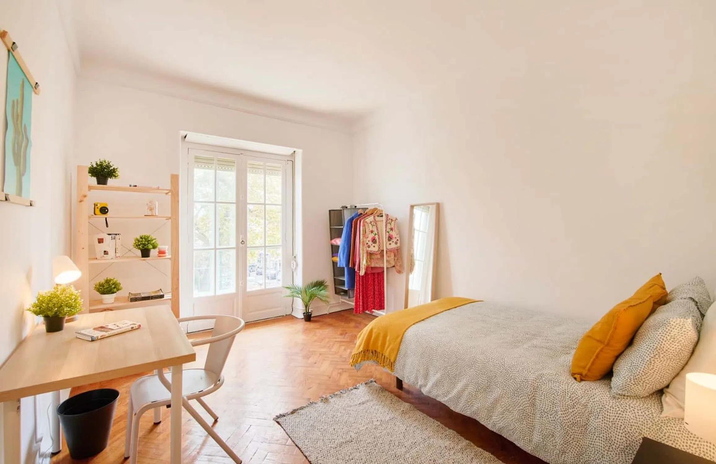 Modern 1 Bedroom Furnished Room for Rent in Alvalade – Prime Location with Easy Transport