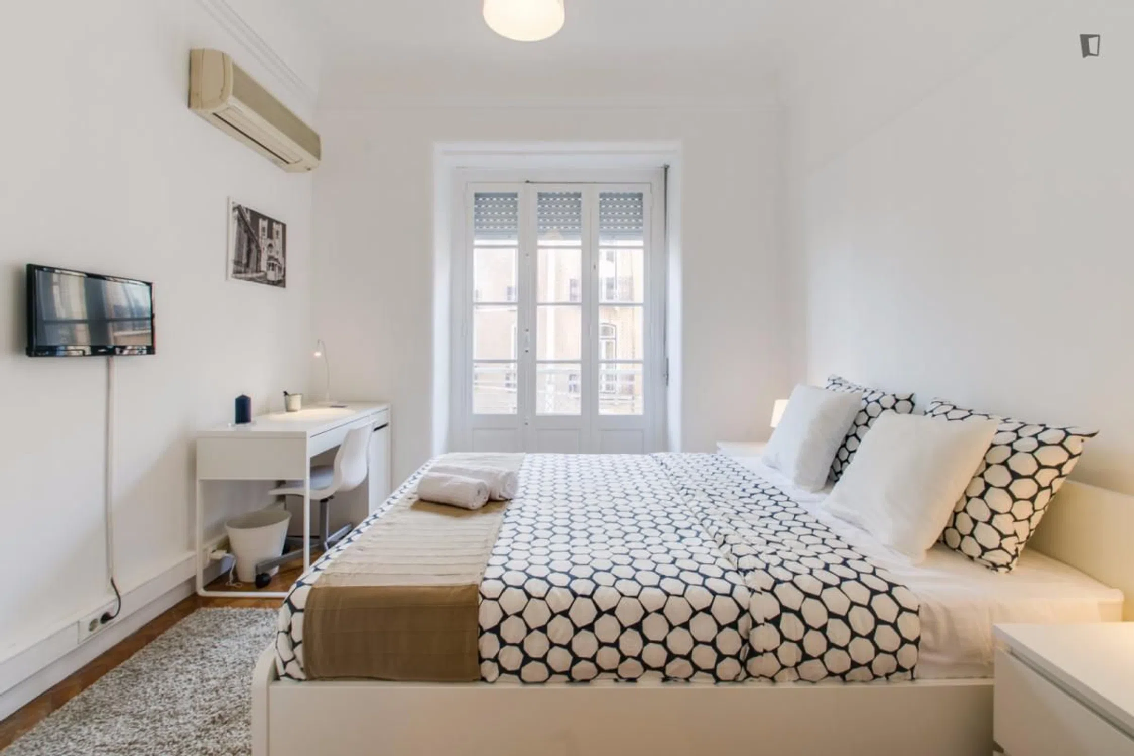 Modern 1 Bedroom Furnished Room for Rent in Arroios – Prime Location with Easy Transport