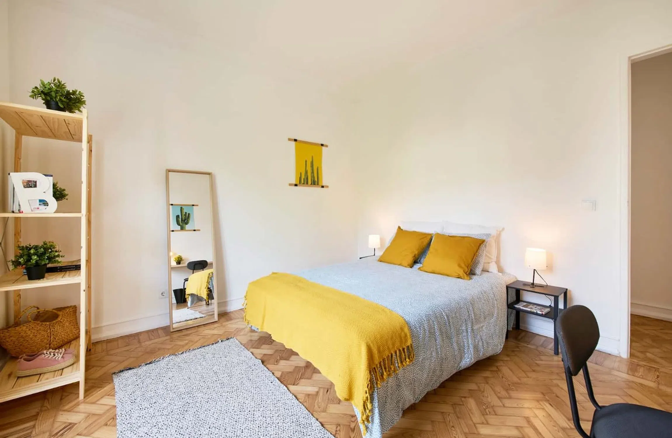 Modern 1 Bedroom Furnished Room for Rent in Alvalade – Prime Location with Easy Transport