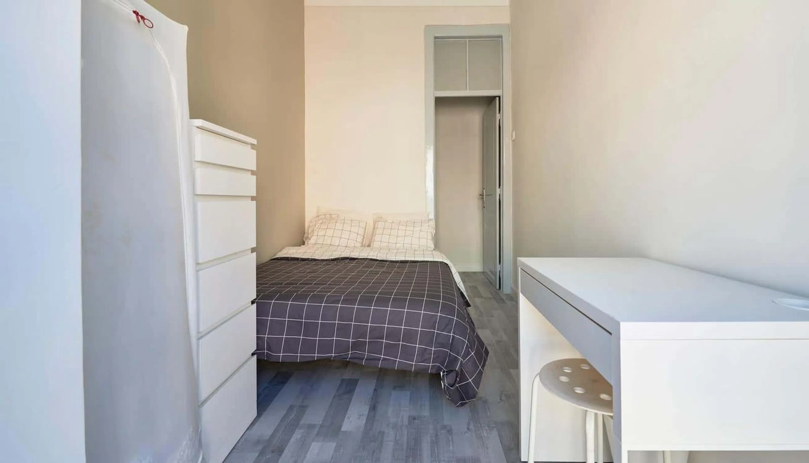 Modern 1 Bedroom Furnished Room for Rent in Santo António – Prime Location with Easy Transport