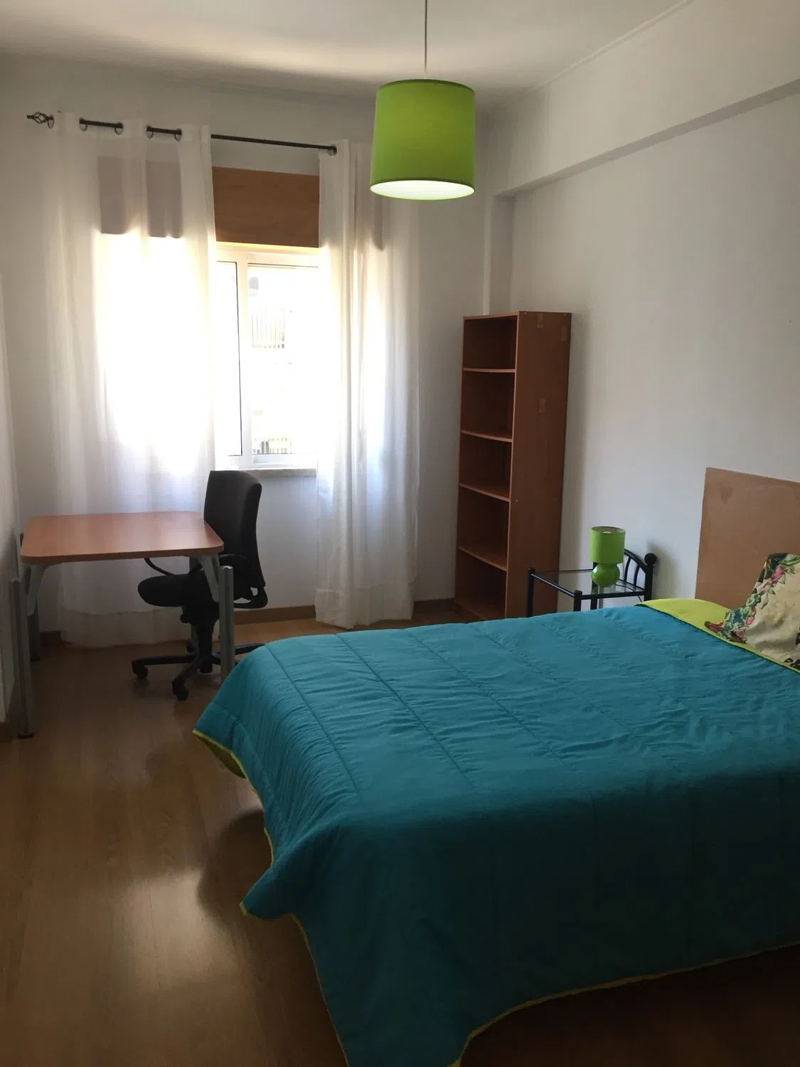Modern 1 Bedroom Furnished Room for Rent in Campolide – Prime Location with Easy Transport