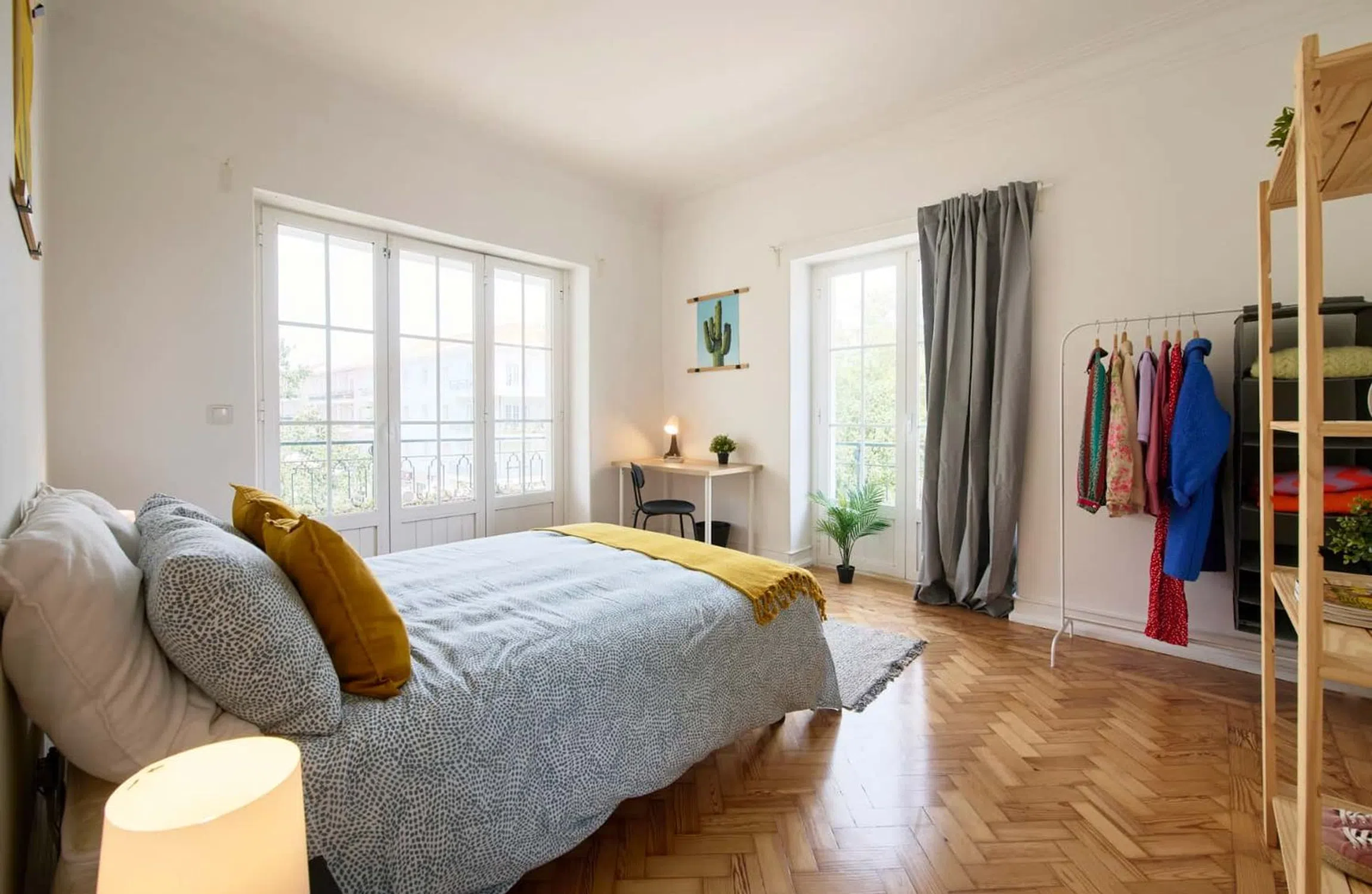 Modern 1 Bedroom Furnished Room for Rent in Alvalade – Prime Location with Easy Transport