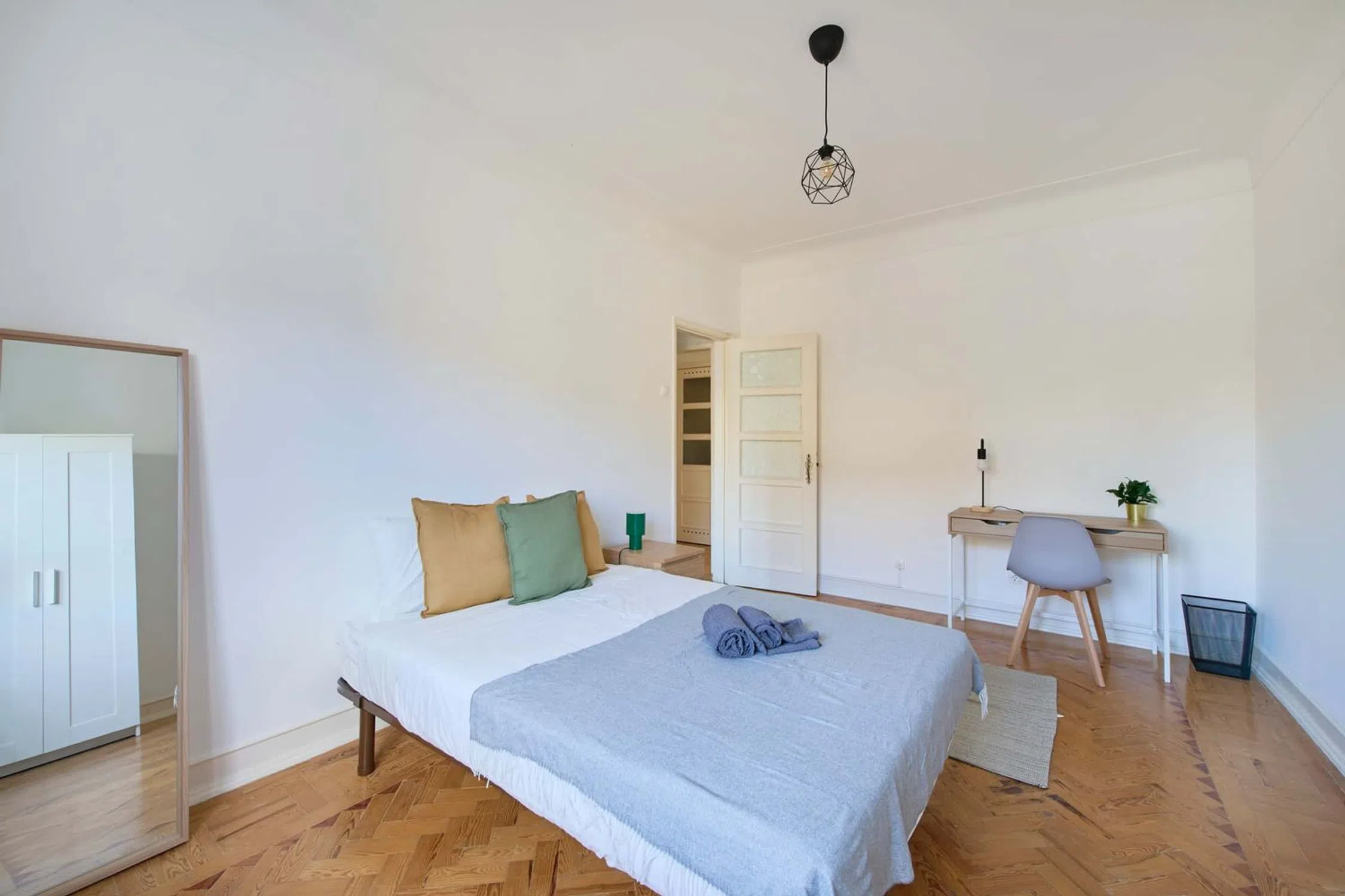 Modern 1 Bedroom Furnished Room for Rent in Arroios – Prime Location with Easy Transport