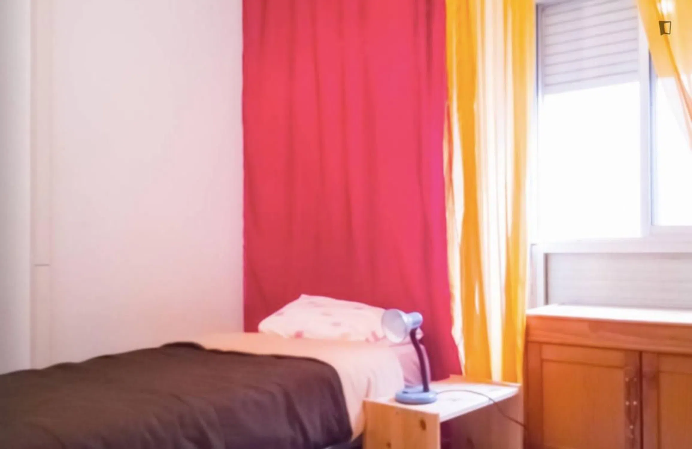 Modern 1 Bedroom Furnished Room for Rent in Arroios – Prime Location with Easy Transport