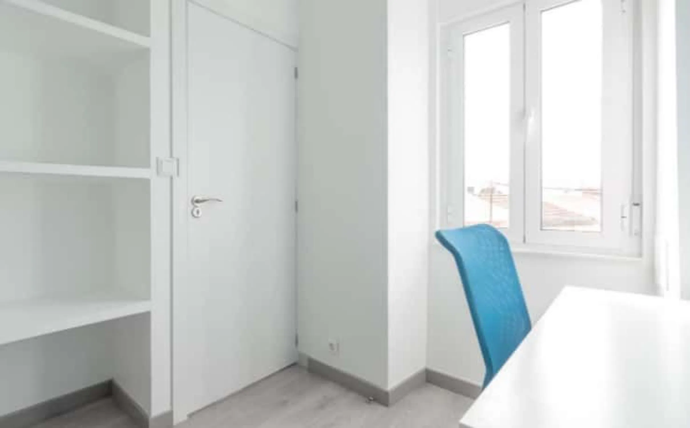 Modern 1 Bedroom Furnished Room for Rent in Arroios – Prime Location with Easy Transport
