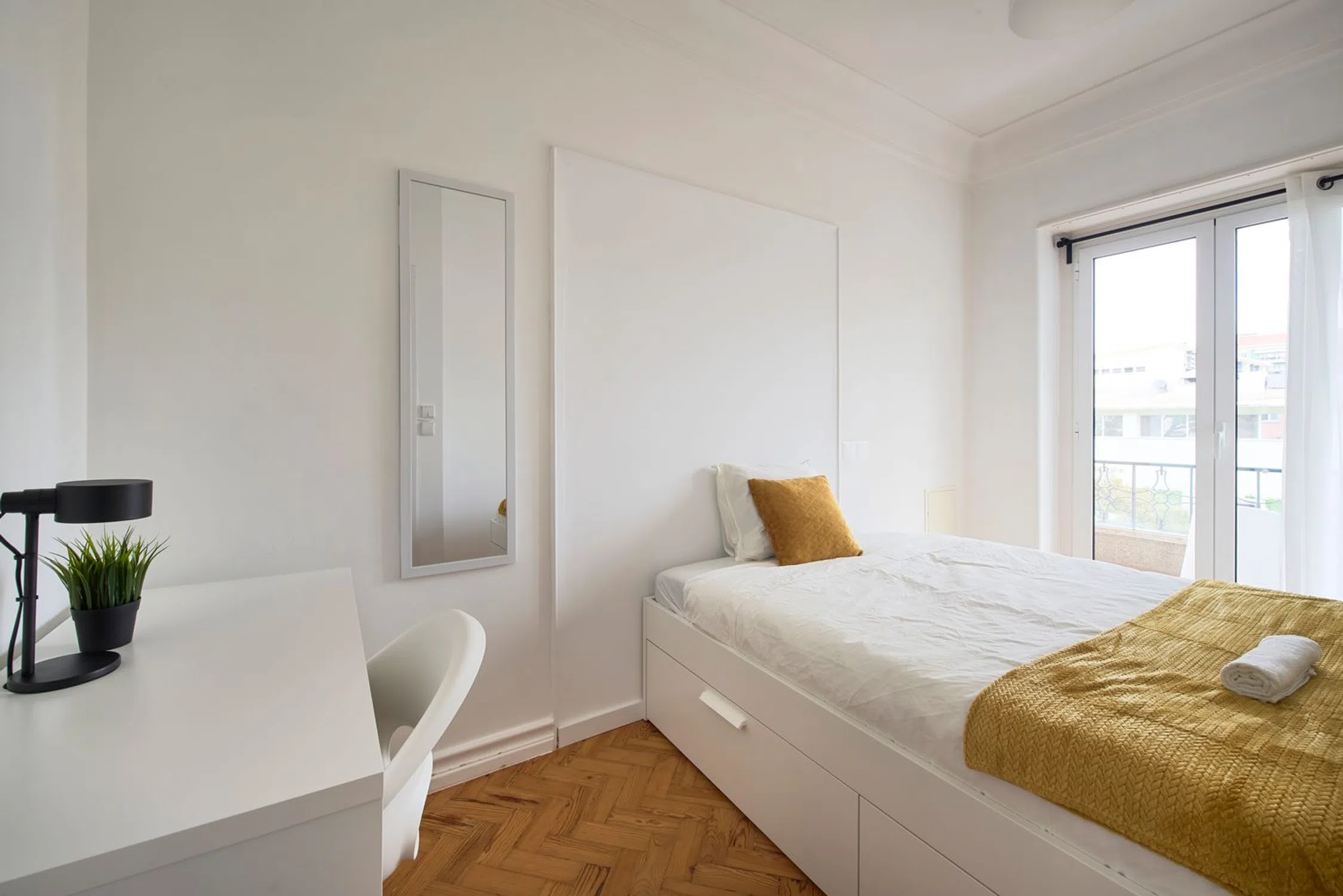 Modern 1 Bedroom Furnished Room for Rent in Penha de França – Prime Location with Easy Transport