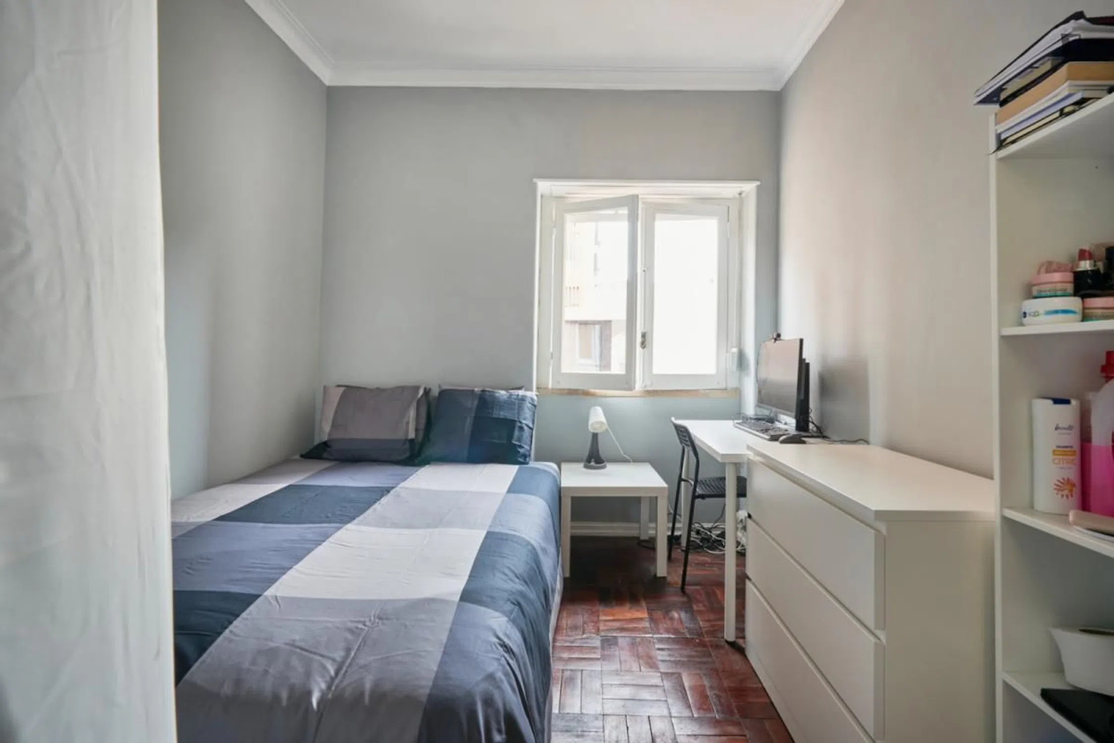 Modern 1 Bedroom Furnished Room for Rent in Avenidas Novas – Prime Location with Easy Transport