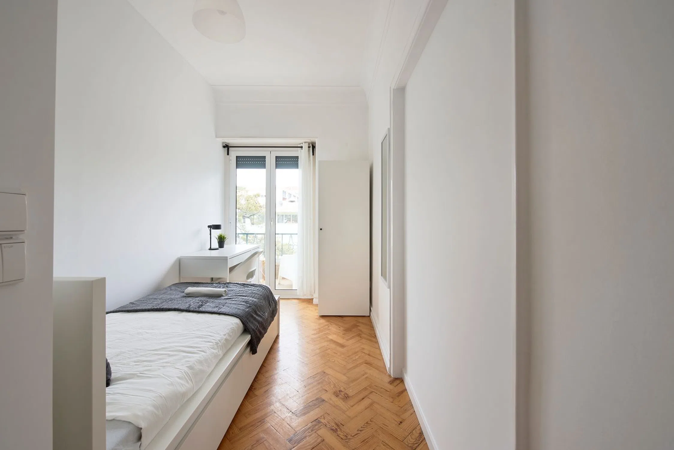 Modern 1 Bedroom Furnished Room for Rent in Penha de França – Prime Location with Easy Transport