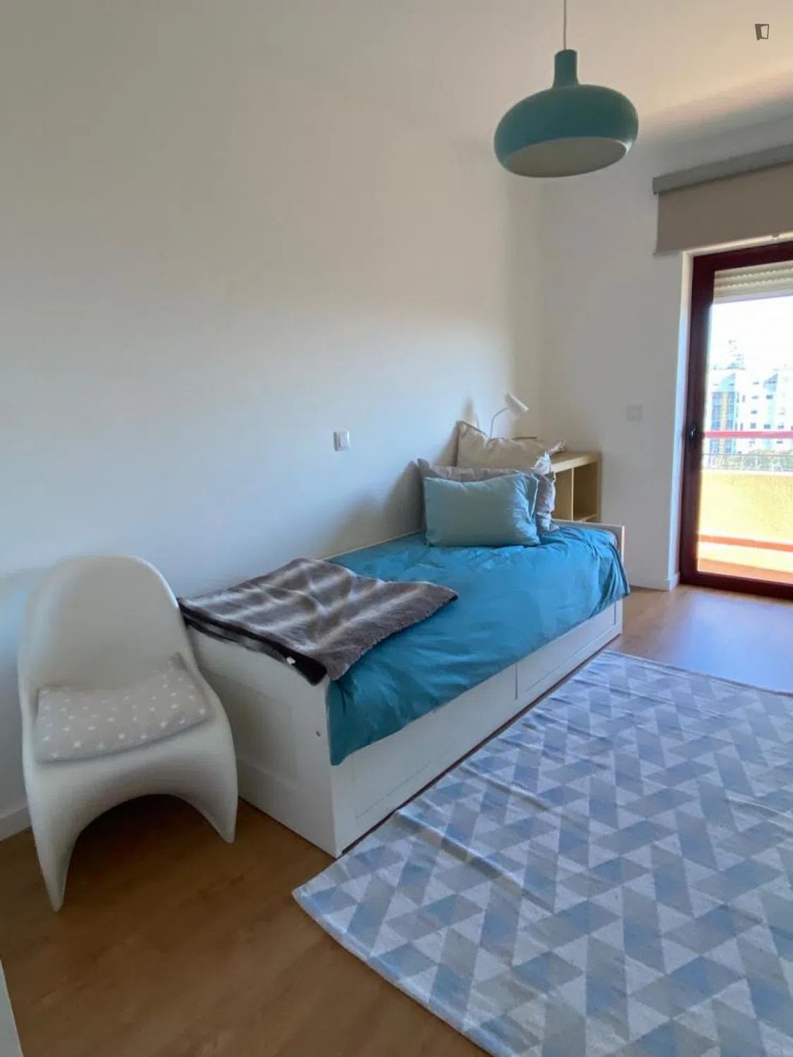 Modern 1 Bedroom Furnished Room for Rent in Arroios – Prime Location with Easy Transport