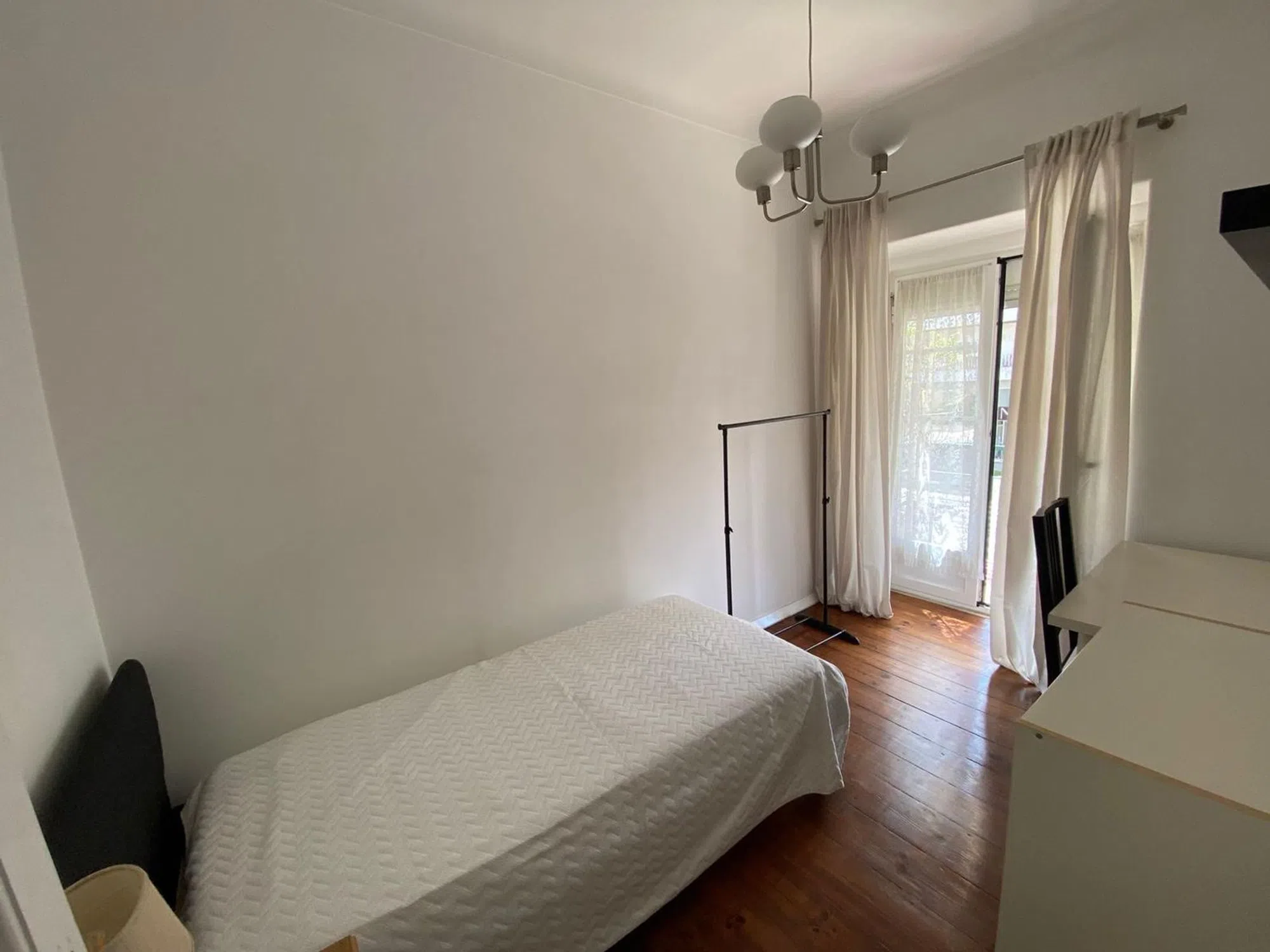 Modern 1 Bedroom Furnished Room for Rent in Alvalade – Prime Location with Easy Transport