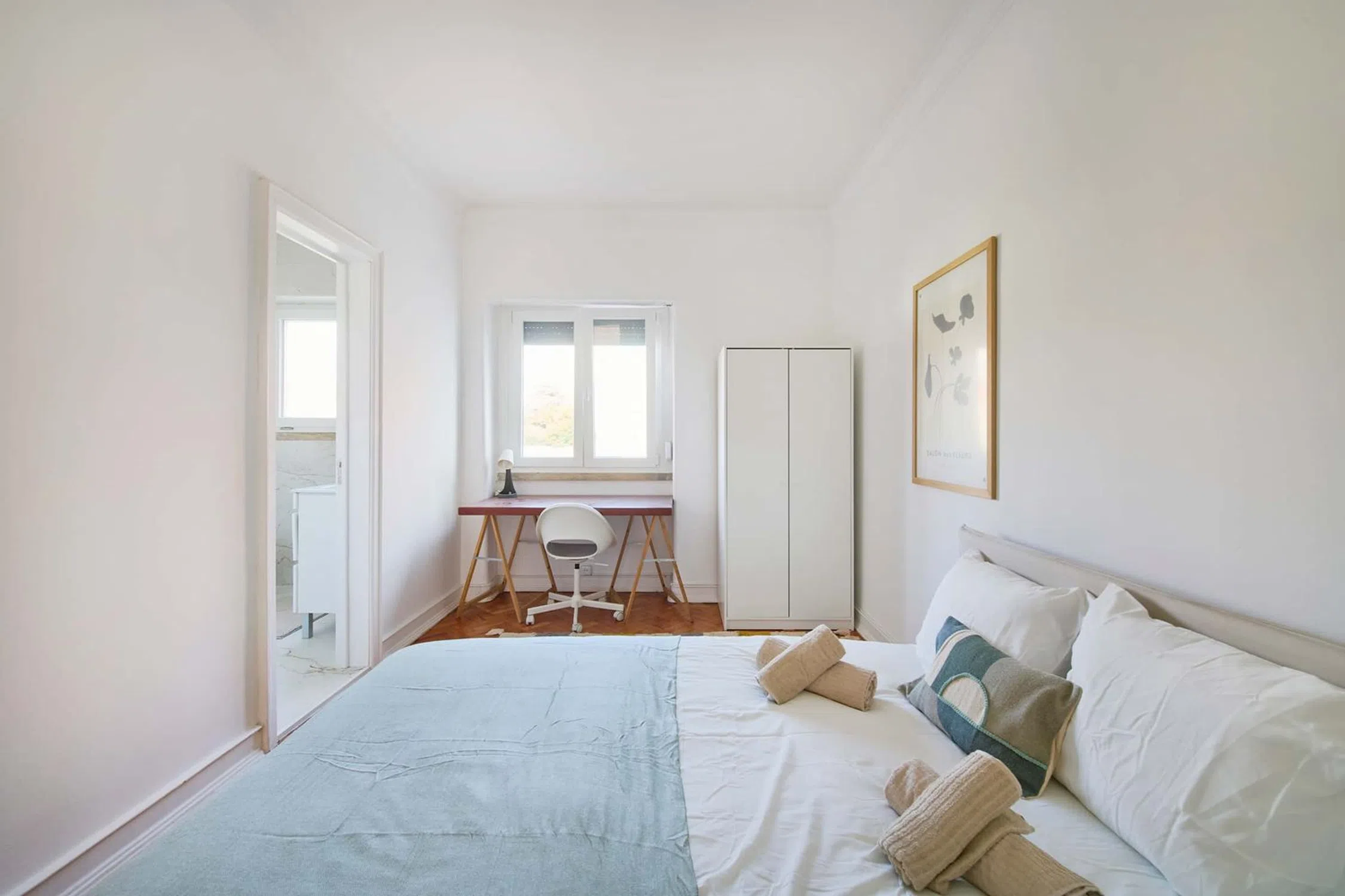 Modern 1 Bedroom Furnished Room for Rent in Avenidas Novas – Prime Location with Easy Transport