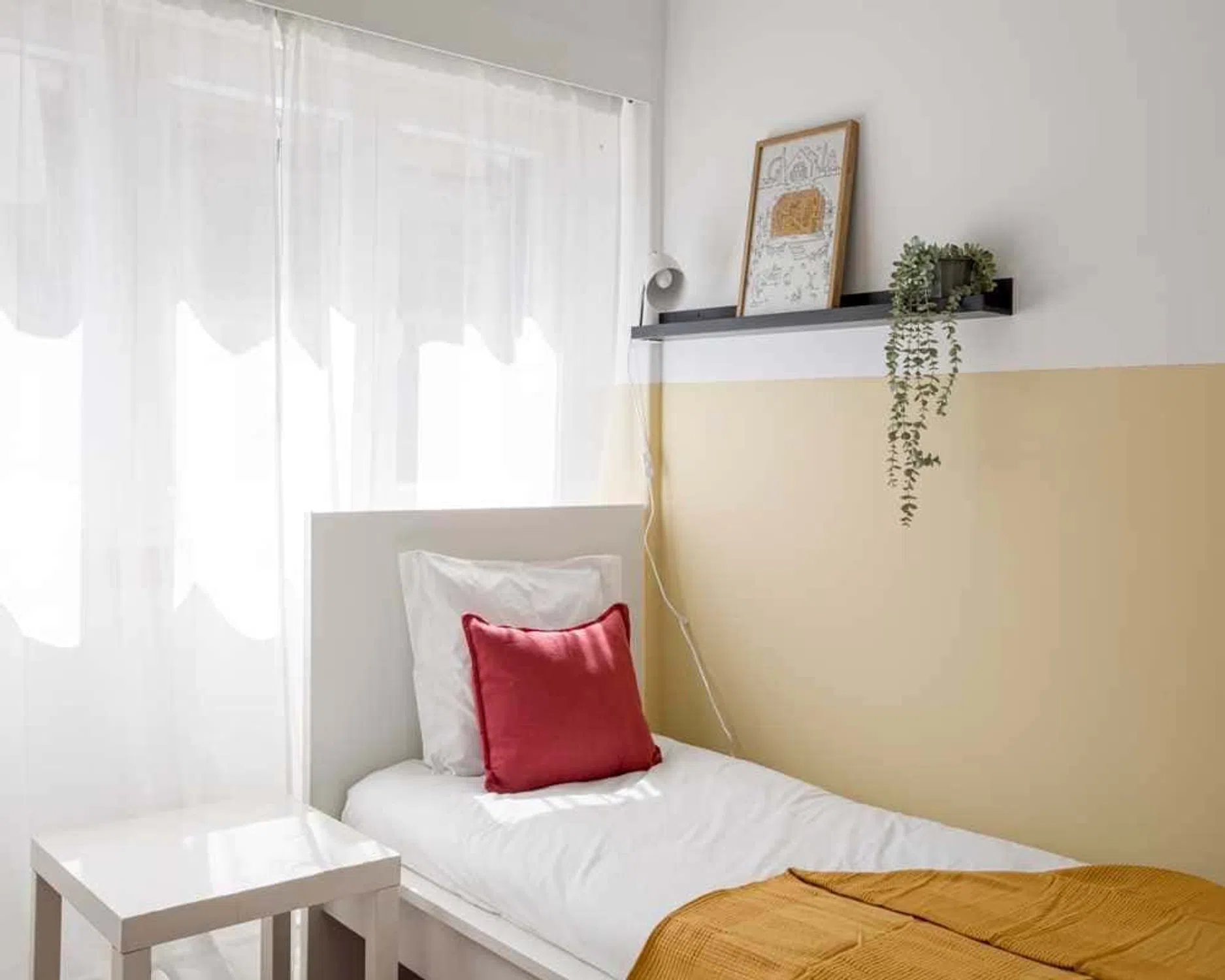 Modern 1 Bedroom Furnished Room for Rent in São Domingos de Benfica – Prime Location with Easy Transport