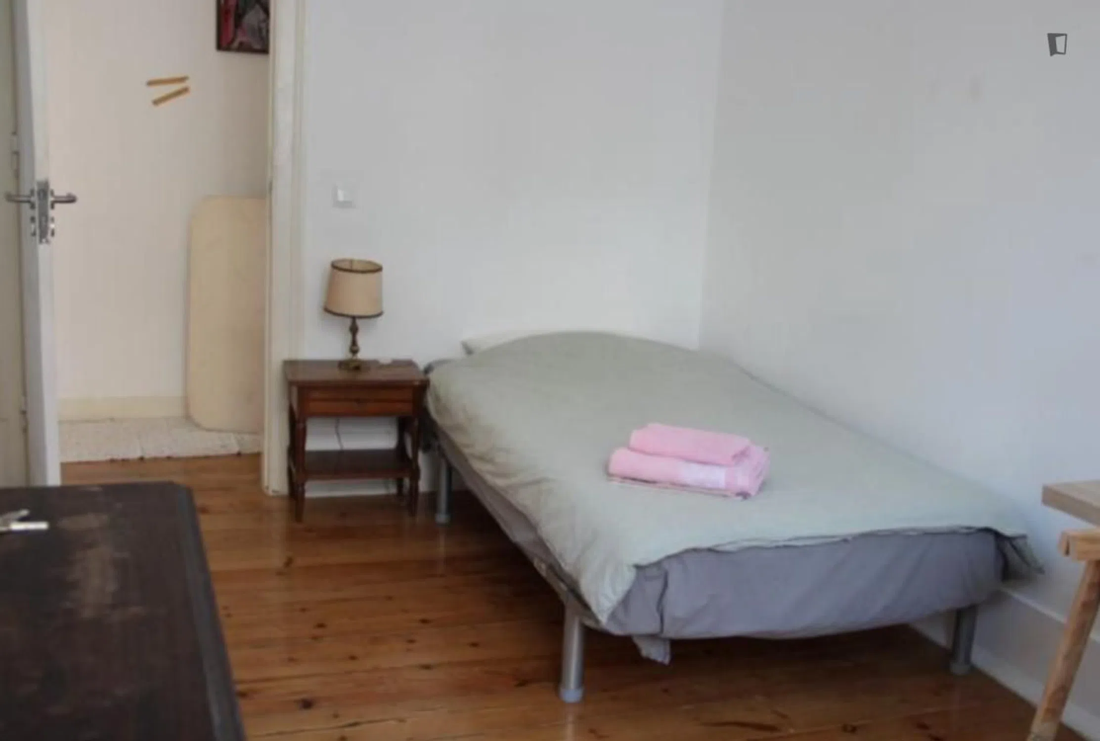 Modern 1 Bedroom Furnished Room for Rent in Santa Maria Maior – Prime Location with Easy Transport