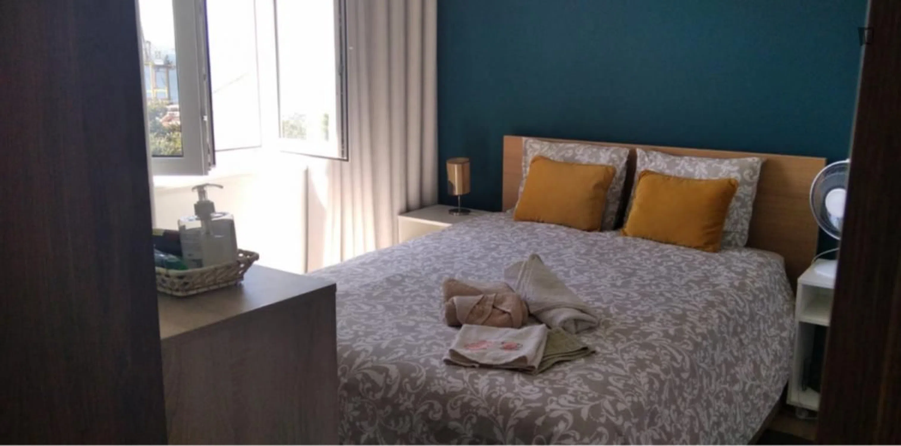 Modern 1 Bedroom Furnished Room for Rent in Arroios – Prime Location with Easy Transport