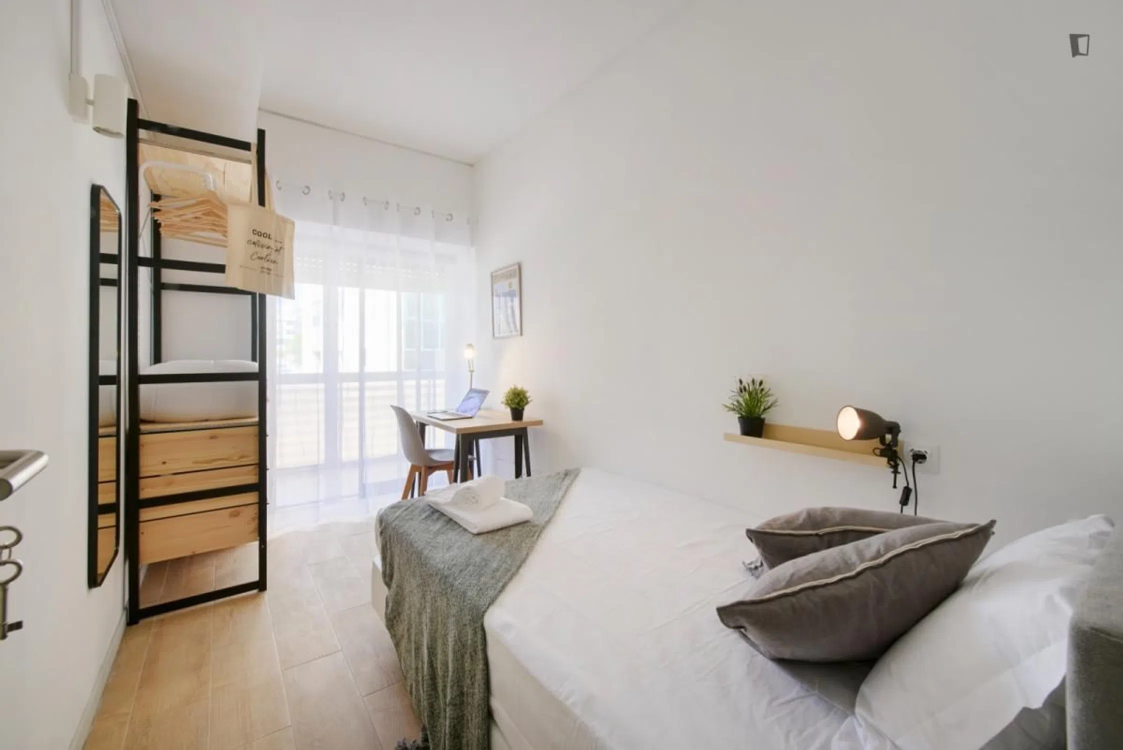 Modern 1 Bedroom Furnished Room for Rent in Arroios – Prime Location with Easy Transport