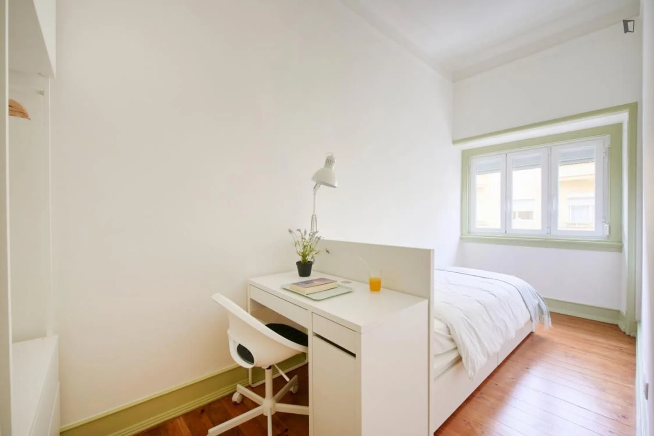 Modern 1 Bedroom Furnished Room for Rent in Belém – Prime Location with Easy Transport