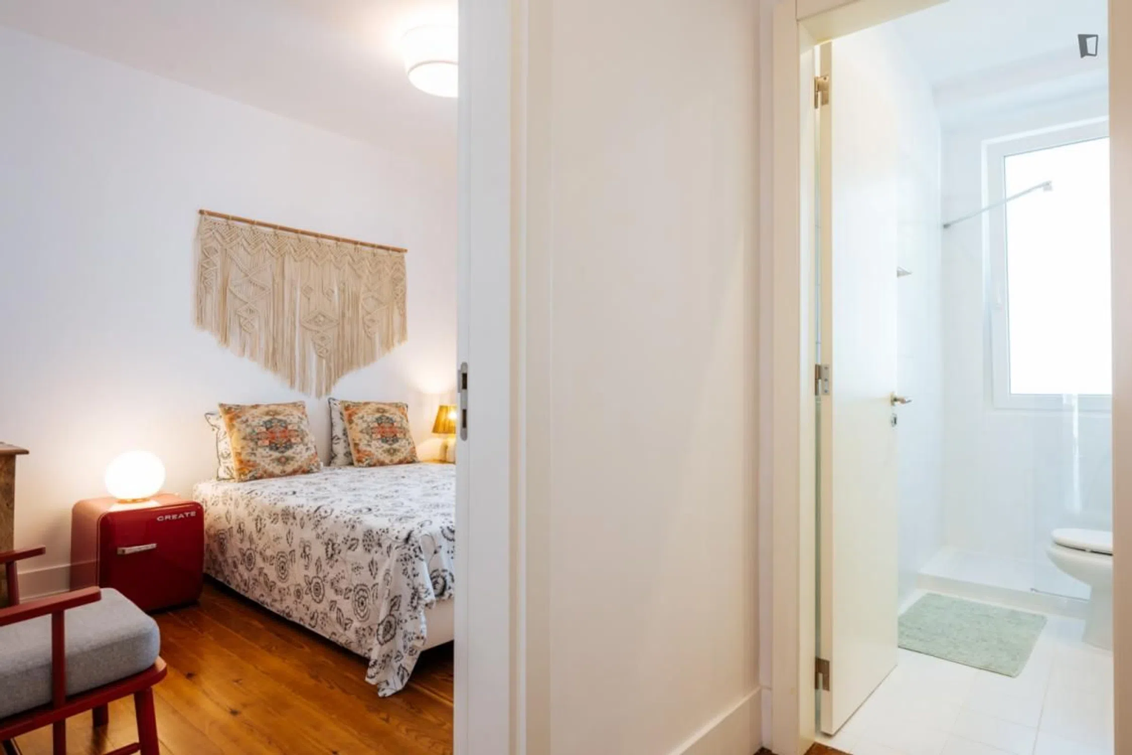 Modern 1 Bedroom Furnished Room for Rent in Arroios – Prime Location with Easy Transport