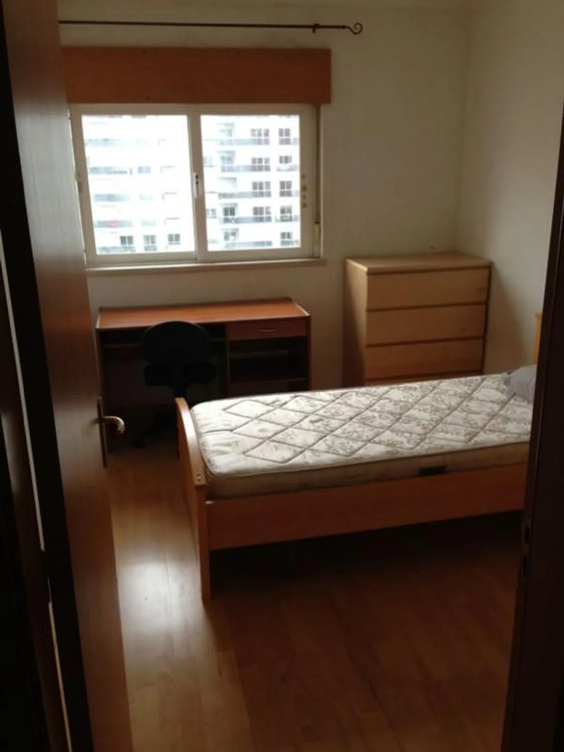 Modern 1 Bedroom Furnished Room for Rent in Alvalade – Prime Location with Easy Transport