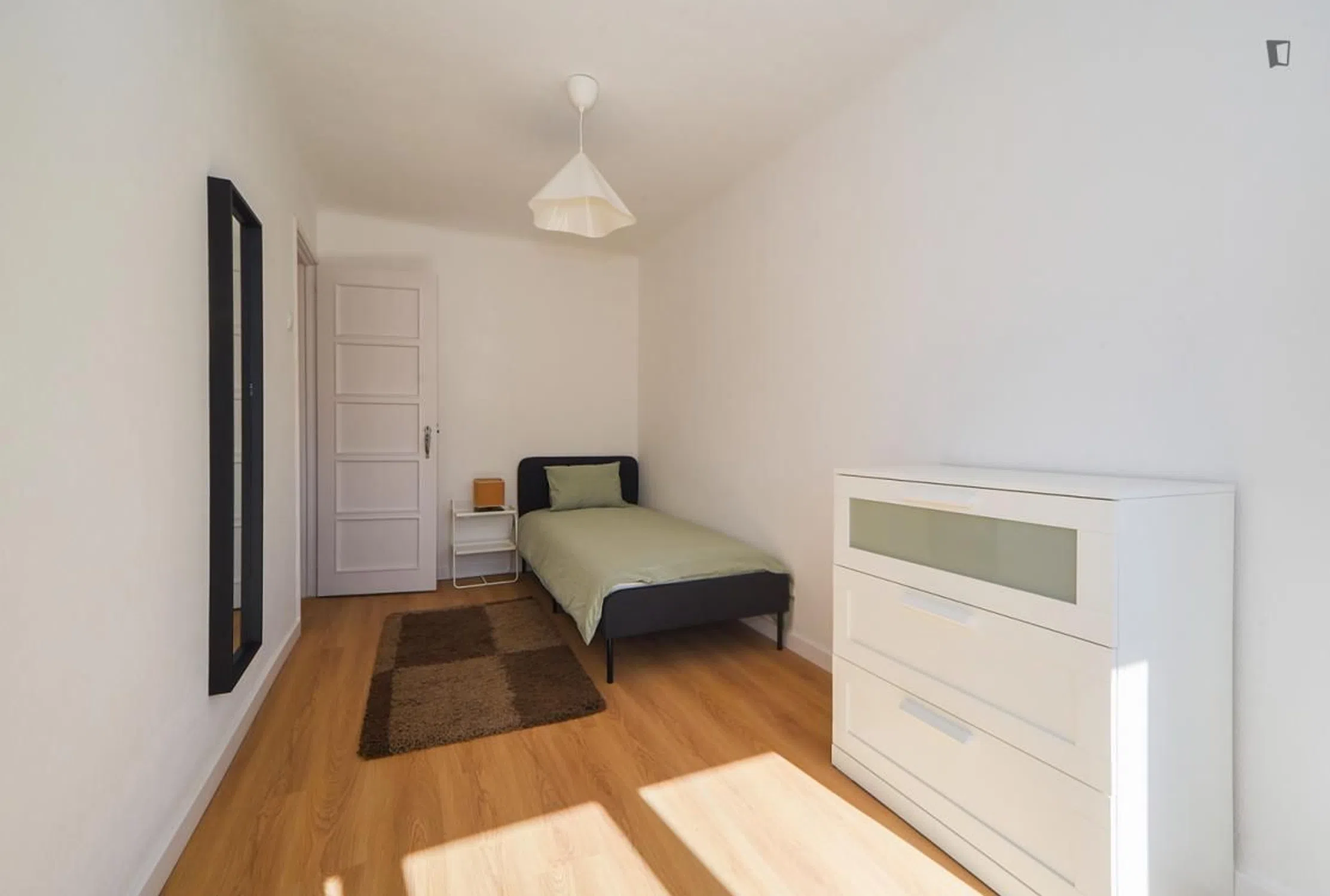 Modern 1 Bedroom Furnished Room for Rent in Arroios – Prime Location with Easy Transport