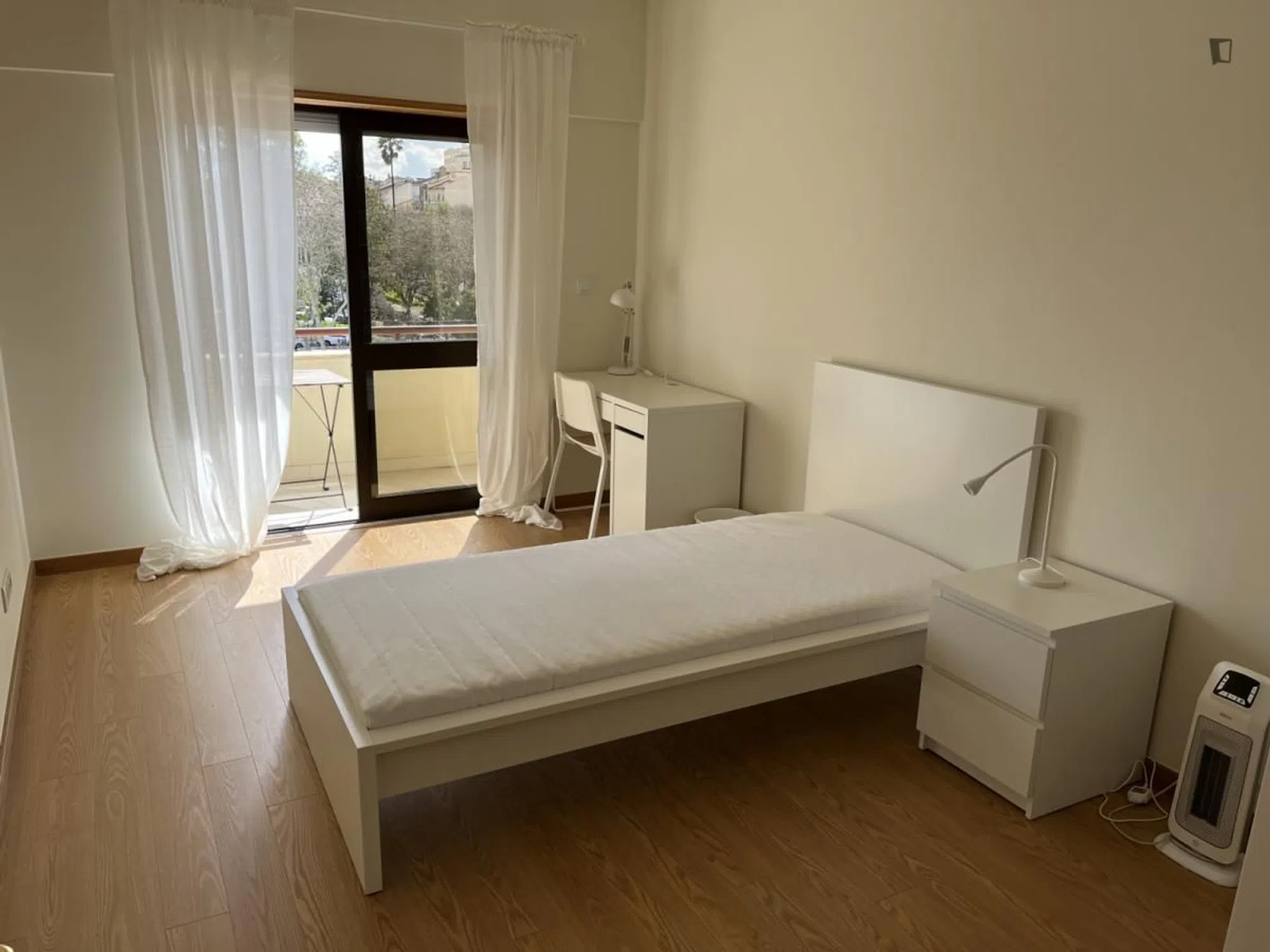 Modern 1 Bedroom Furnished Room for Rent in Penha de França – Prime Location with Easy Transport