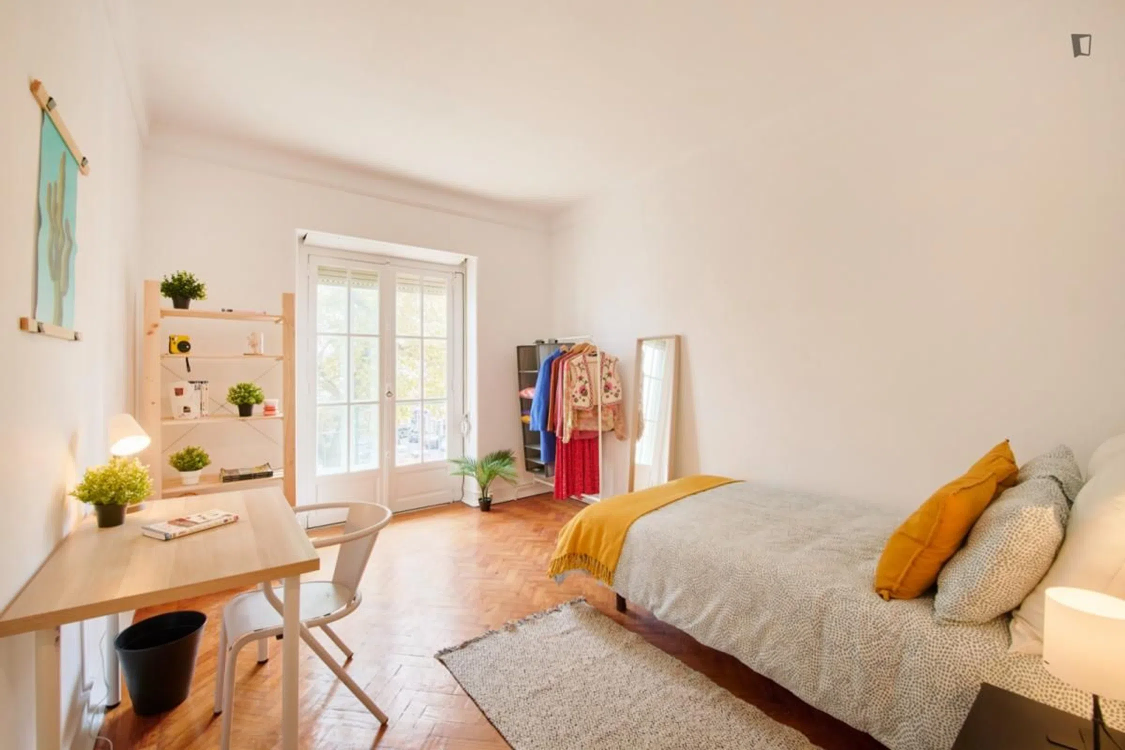 Modern 1 Bedroom Furnished Room for Rent in Alvalade – Prime Location with Easy Transport