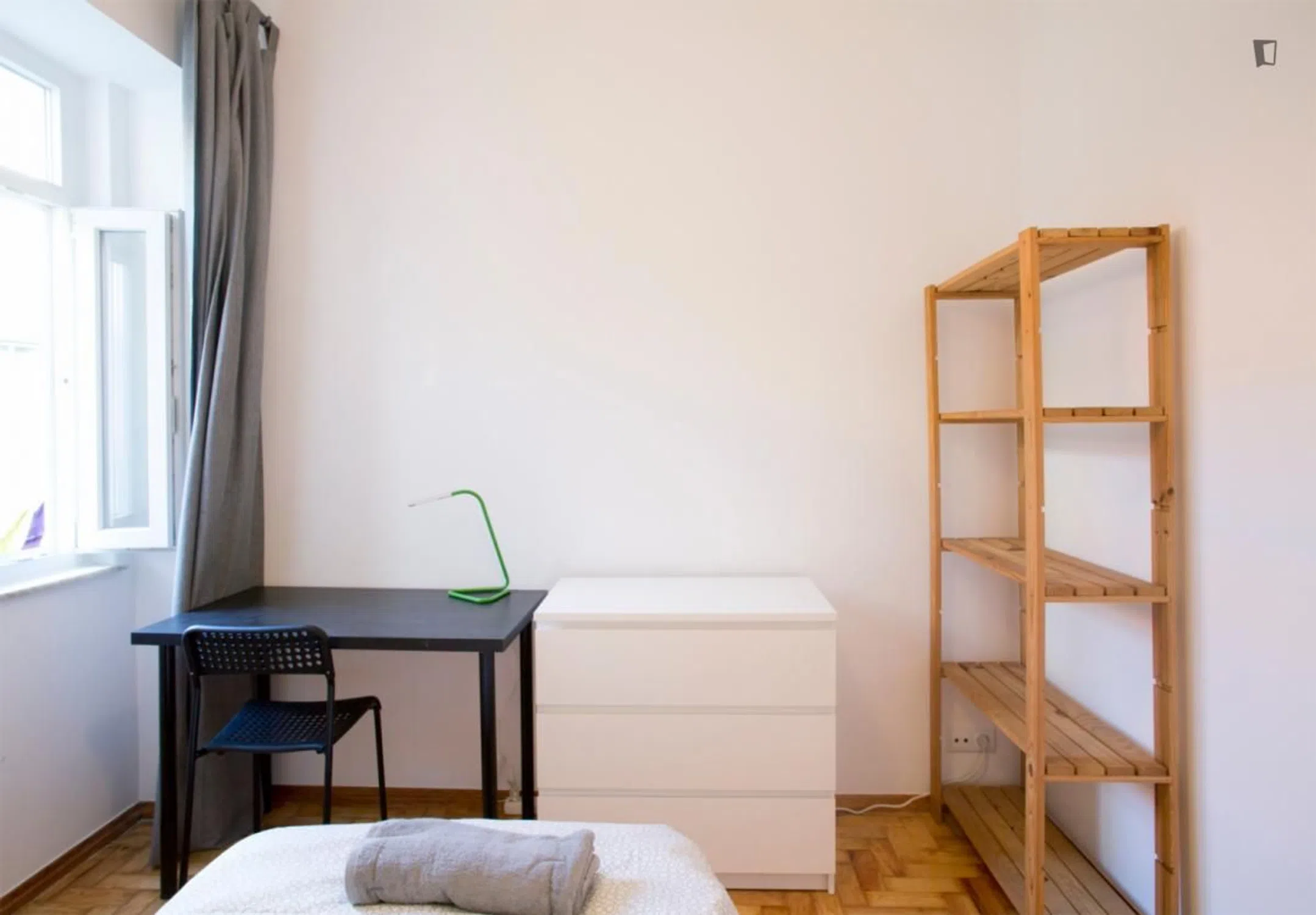 Modern 1 Bedroom Furnished Room for Rent in Arroios – Prime Location with Easy Transport