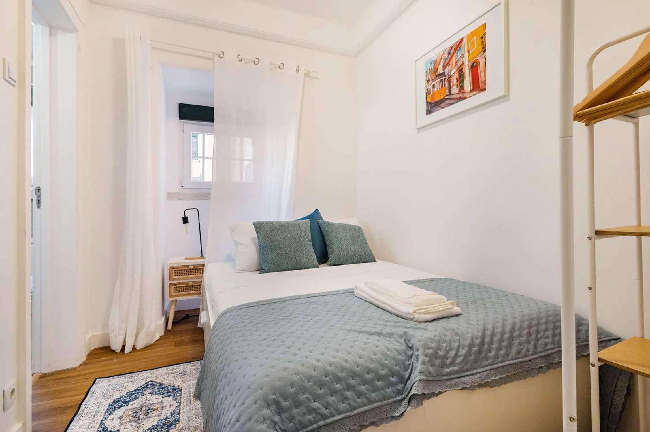 Modern 1 Bedroom Furnished Room for Rent in Arroios – Prime Location with Easy Transport