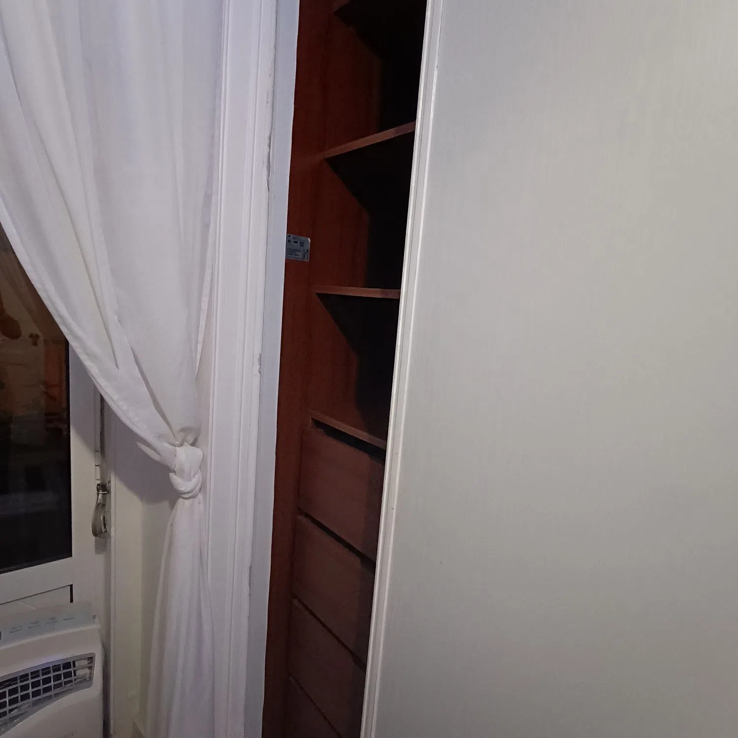 Modern 1 Bedroom Furnished Room for Rent in Estrela – Prime Location with Easy Transport