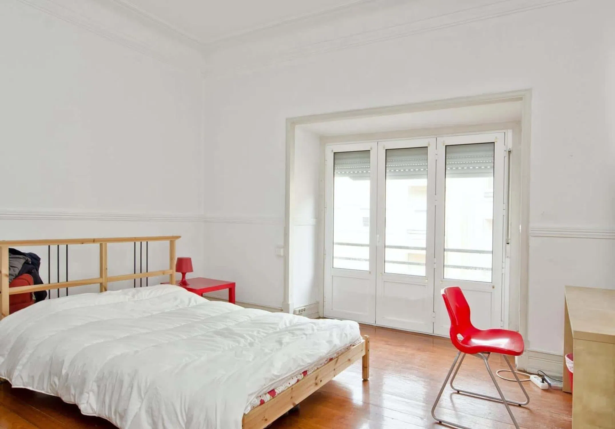 Modern 1 Bedroom Furnished Room for Rent in Arroios – Prime Location with Easy Transport