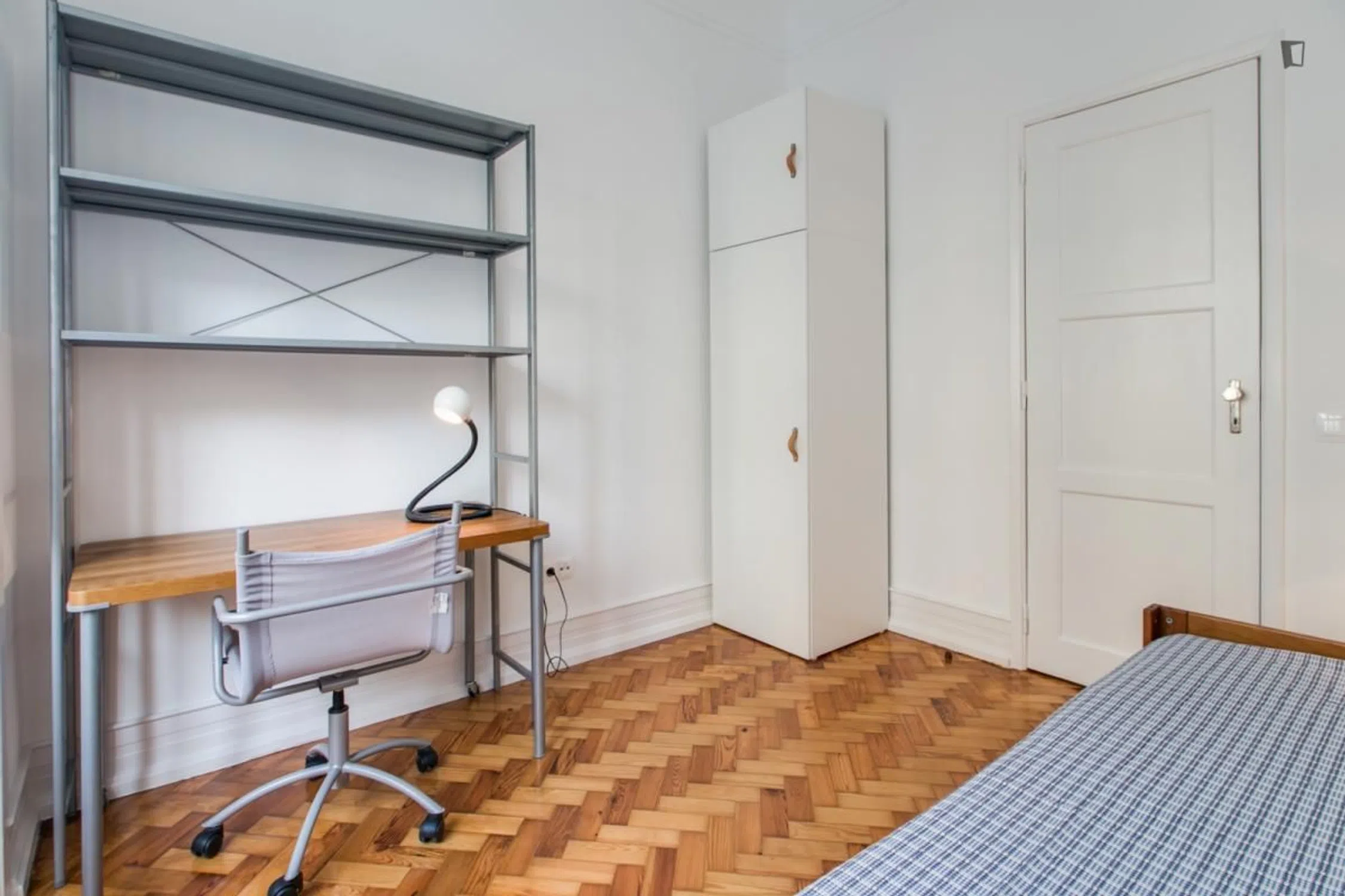 Modern 1 Bedroom Furnished Room for Rent in Alcântara – Prime Location with Easy Transport