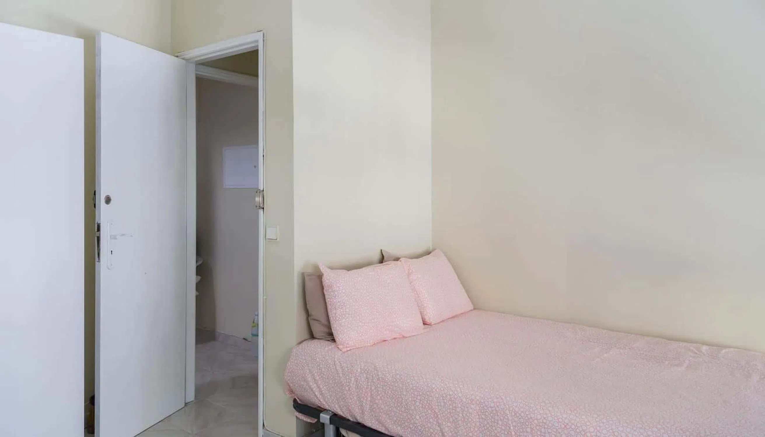 Modern 1 Bedroom Furnished Room for Rent in Santo António – Prime Location with Easy Transport