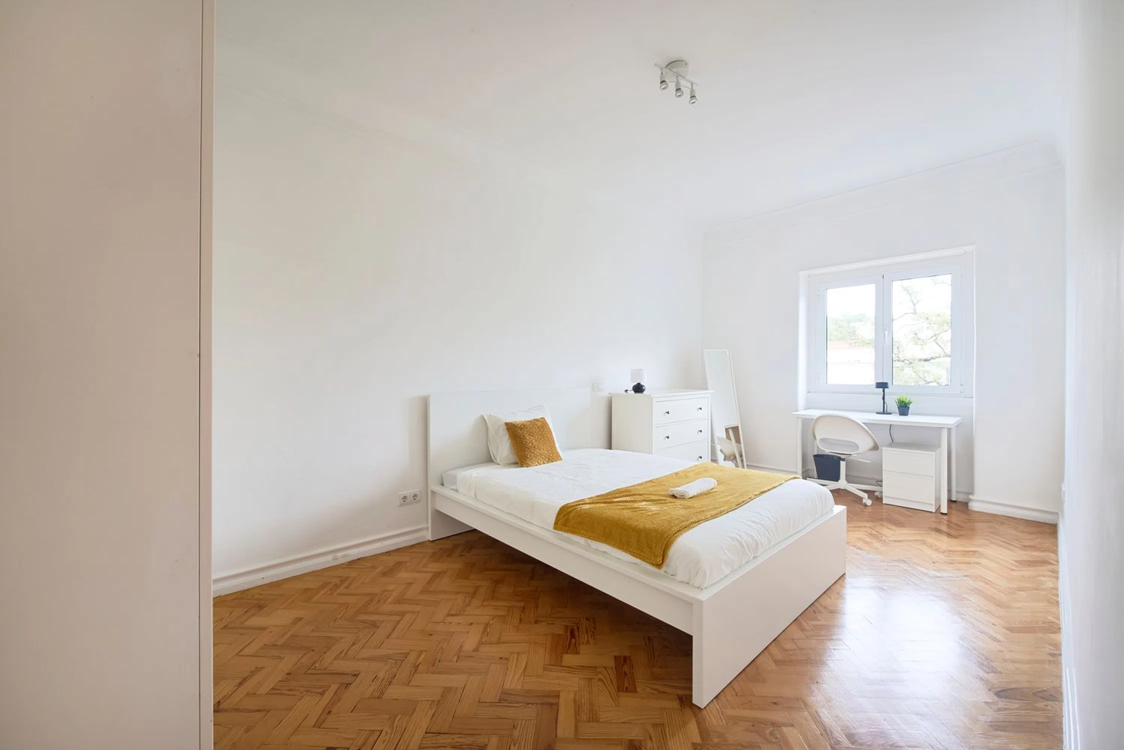 Modern 1 Bedroom Furnished Room for Rent in Arroios – Prime Location with Easy Transport