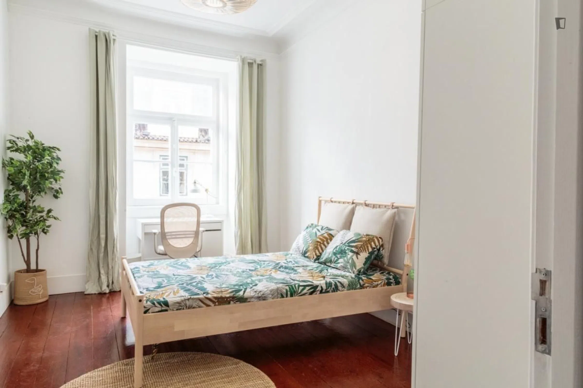 Modern 1 Bedroom Furnished Room for Rent in Misericórdia – Prime Location with Easy Transport