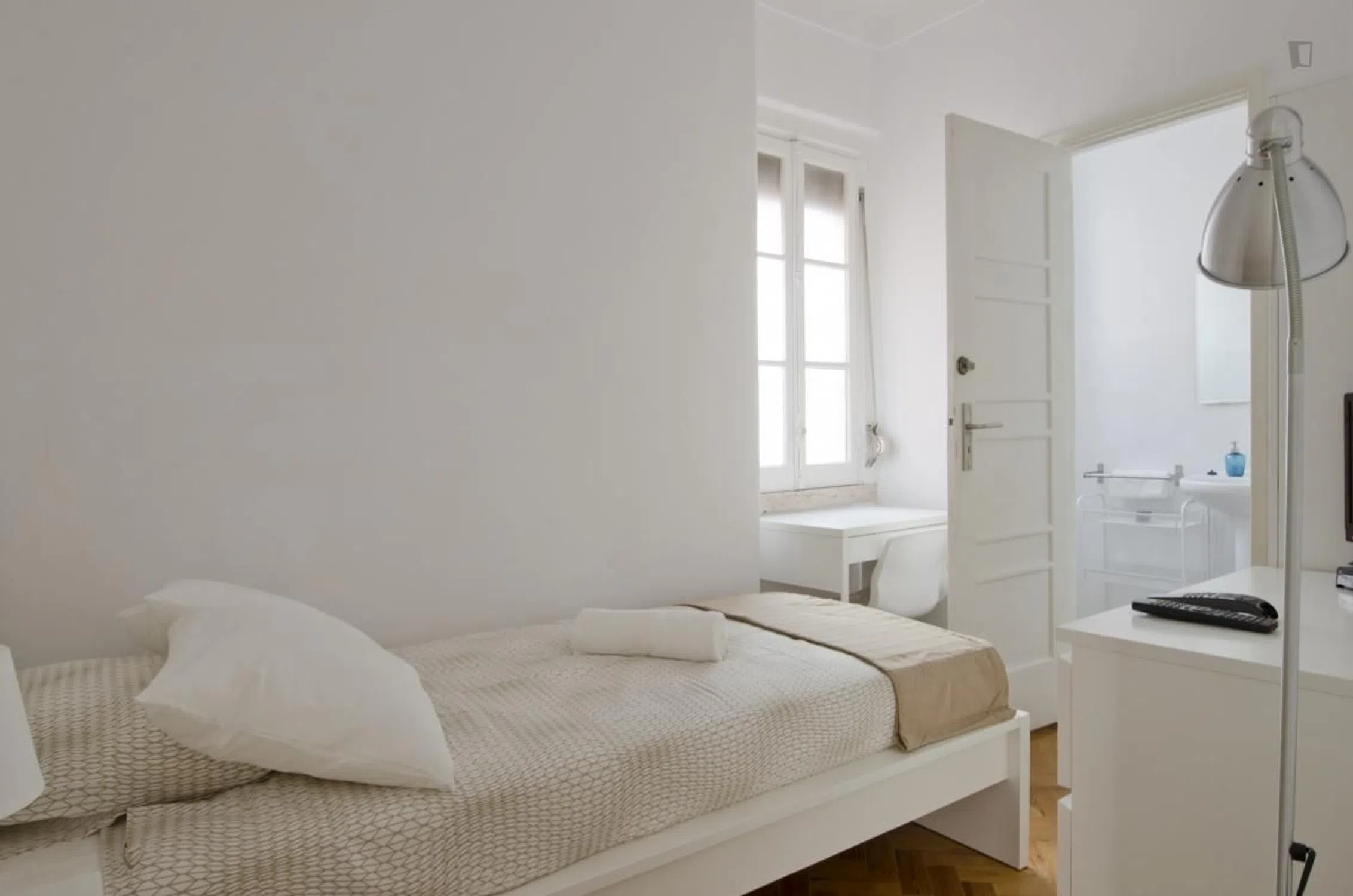Modern 1 Bedroom Furnished Room for Rent in Penha de França – Prime Location with Easy Transport