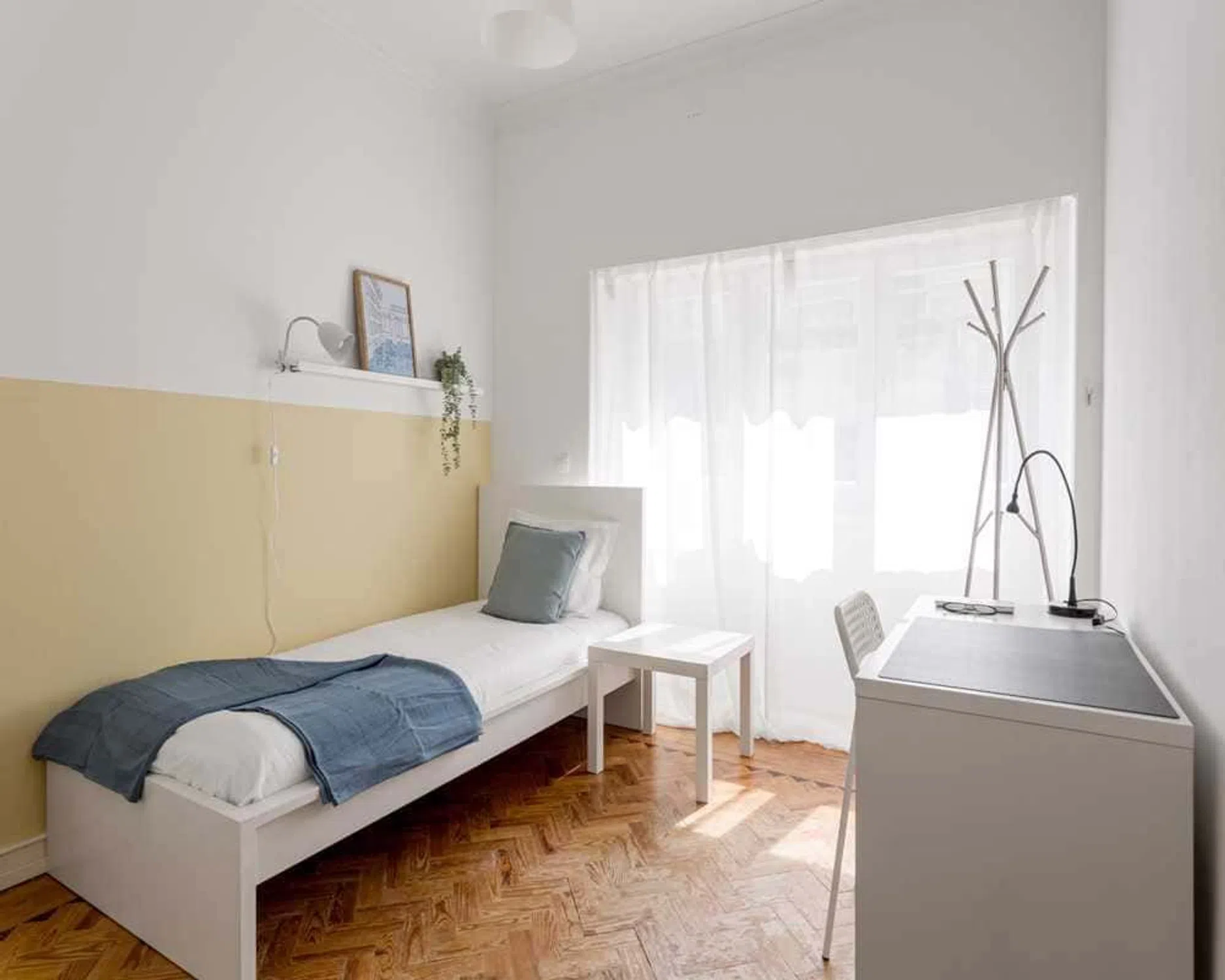 Modern 1 Bedroom Furnished Room for Rent in Arroios – Prime Location with Easy Transport
