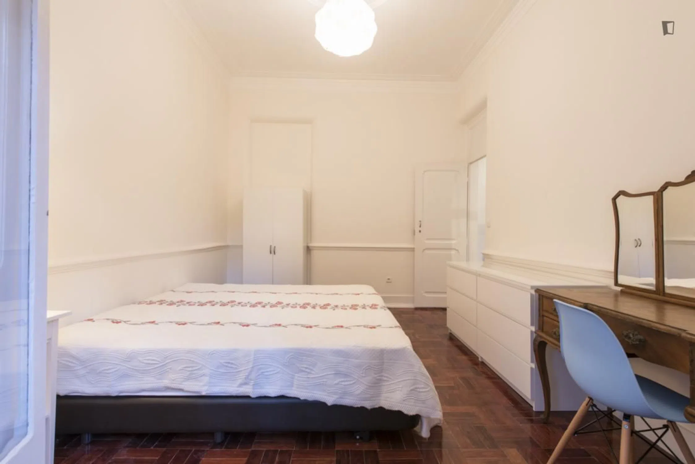 Modern 1 Bedroom Furnished Room for Rent in Alvalade – Prime Location with Easy Transport