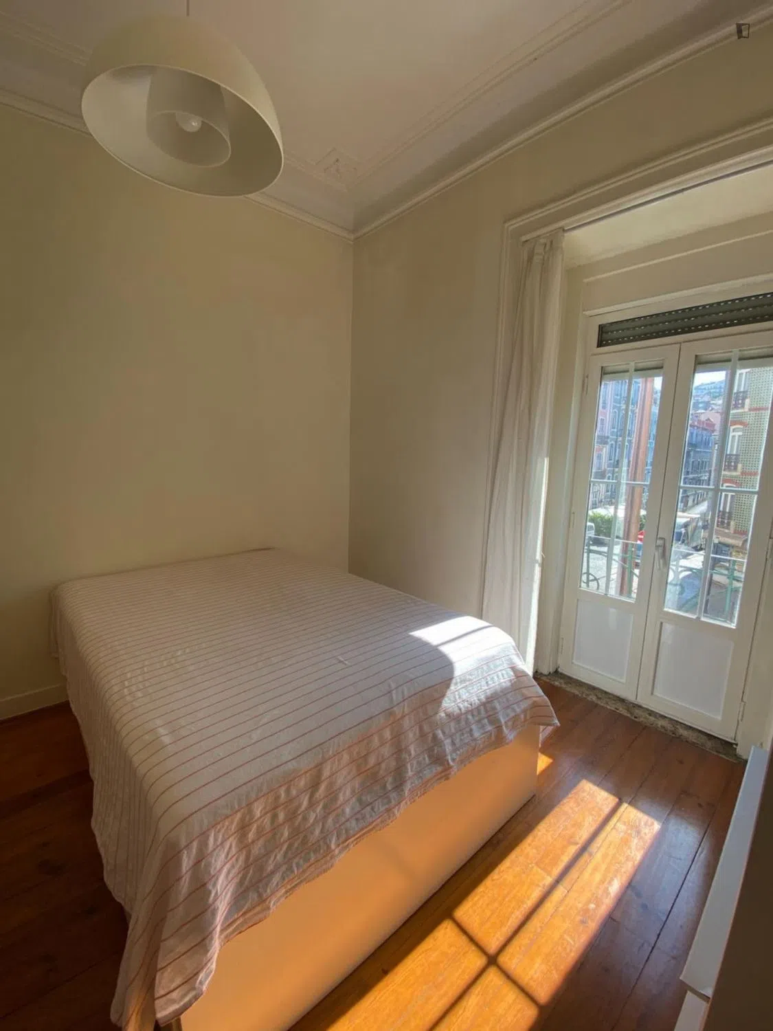 Modern 1 Bedroom Furnished Room for Rent in Estrela – Prime Location with Easy Transport