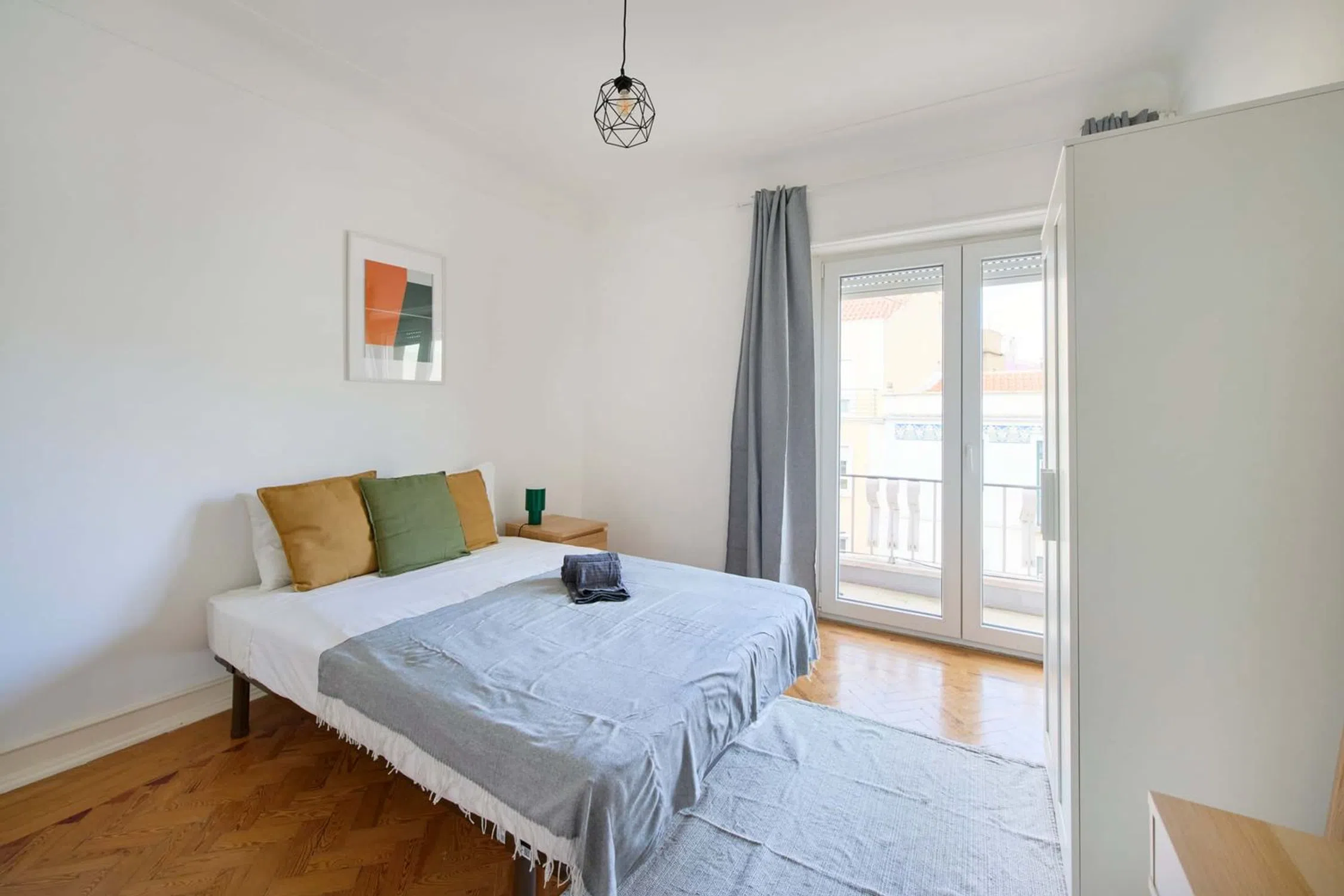 Modern 1 Bedroom Furnished Room for Rent in Arroios – Prime Location with Easy Transport