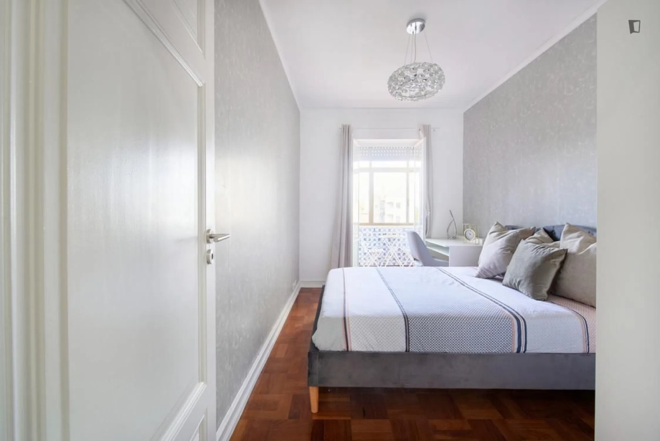 Modern 1 Bedroom Furnished Room for Rent in Avenidas Novas – Prime Location with Easy Transport