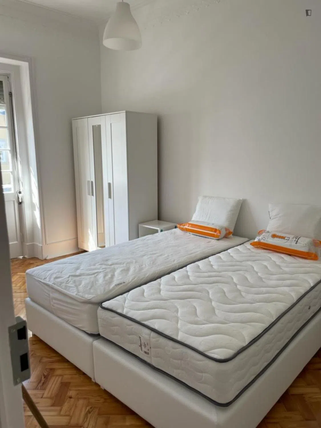 Modern 1 Bedroom Furnished Room for Rent in Arroios – Prime Location with Easy Transport