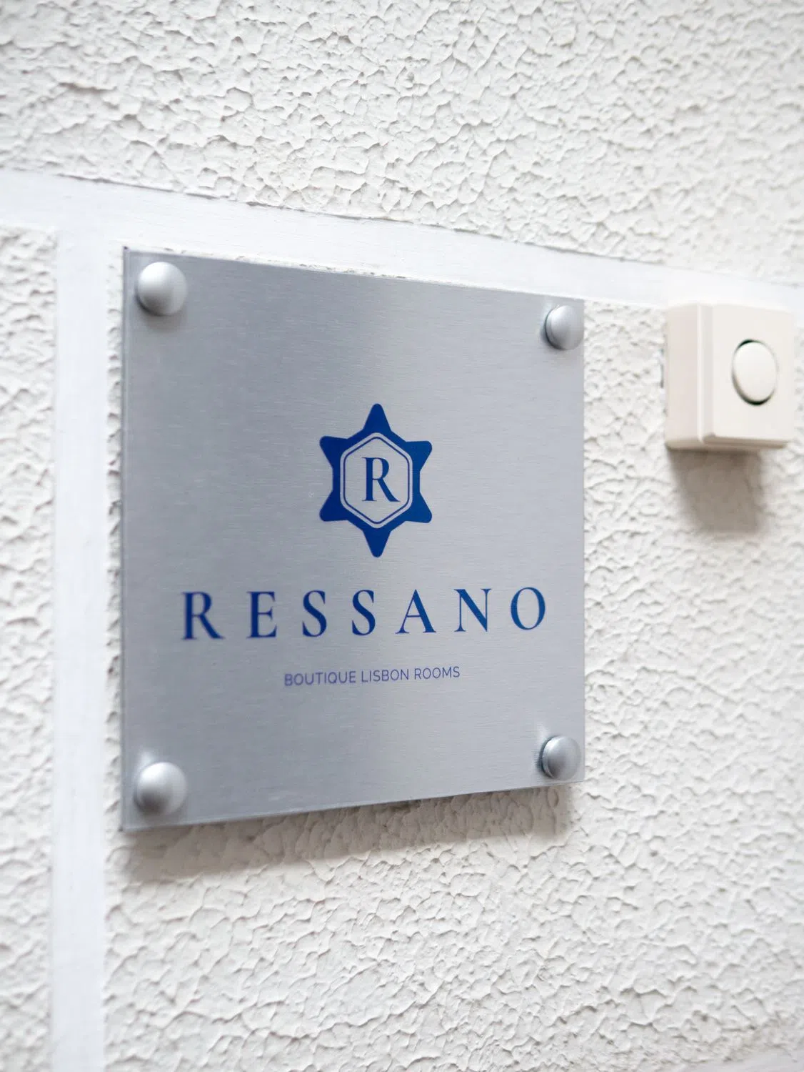 Modern 1 Bedroom Furnished Room for Rent in Arroios – Prime Location with Easy Transport