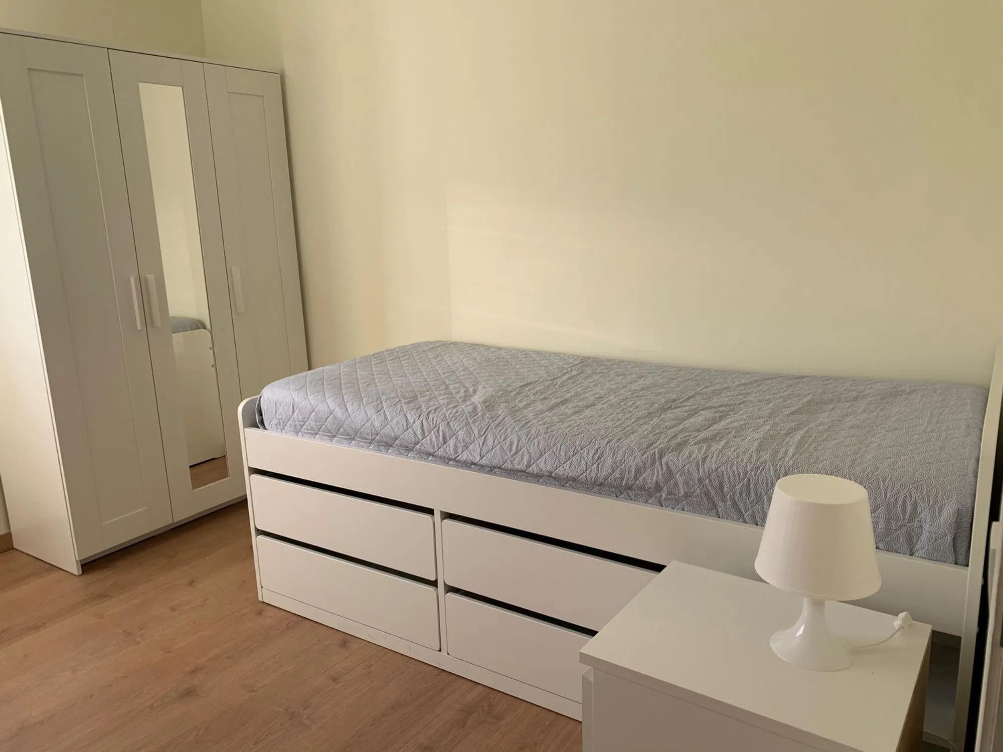 Modern 1 Bedroom Furnished Room for Rent in Estrela – Prime Location with Easy Transport