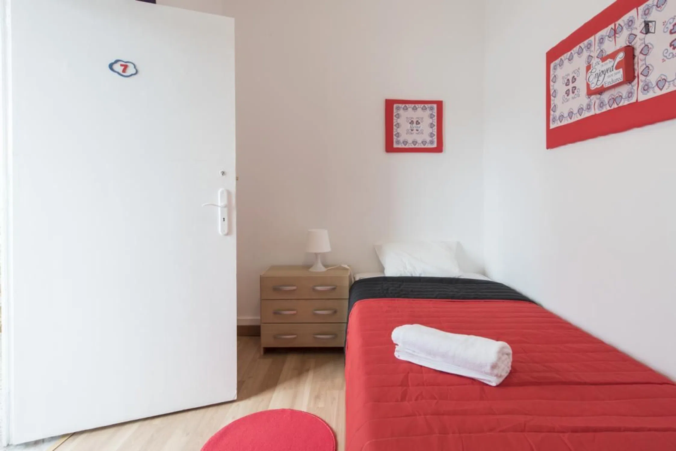 Modern 1 Bedroom Furnished Room for Rent in Belém – Prime Location with Easy Transport