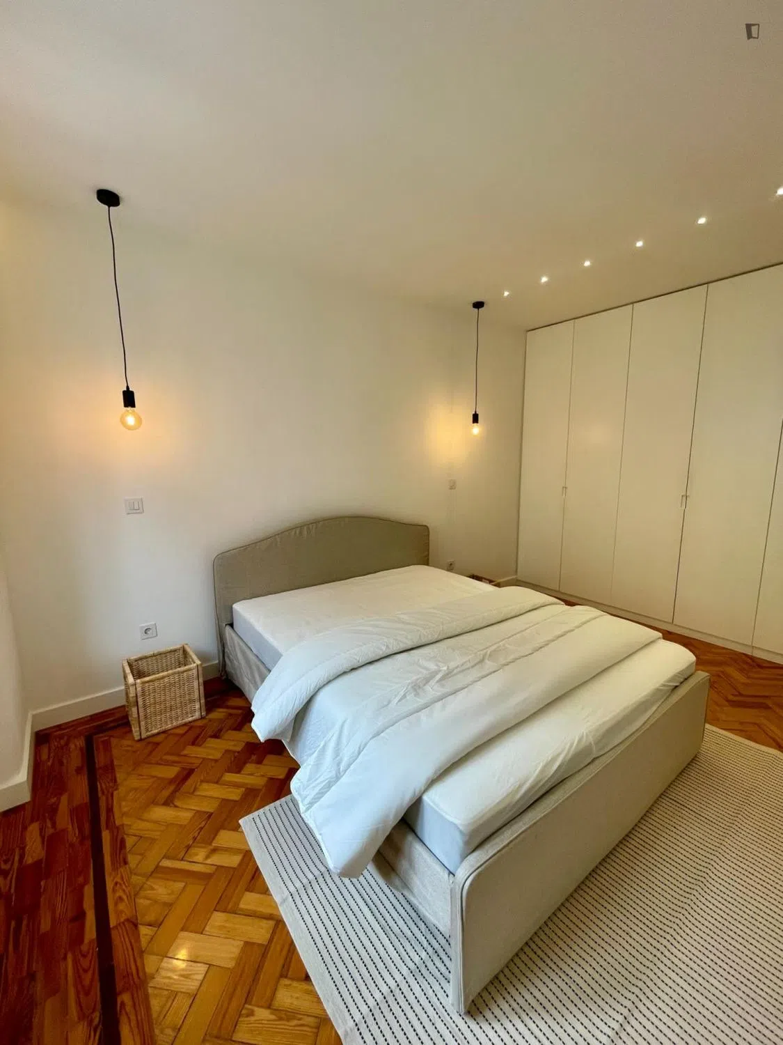 Modern 1 Bedroom Furnished Room for Rent in Arroios – Prime Location with Easy Transport