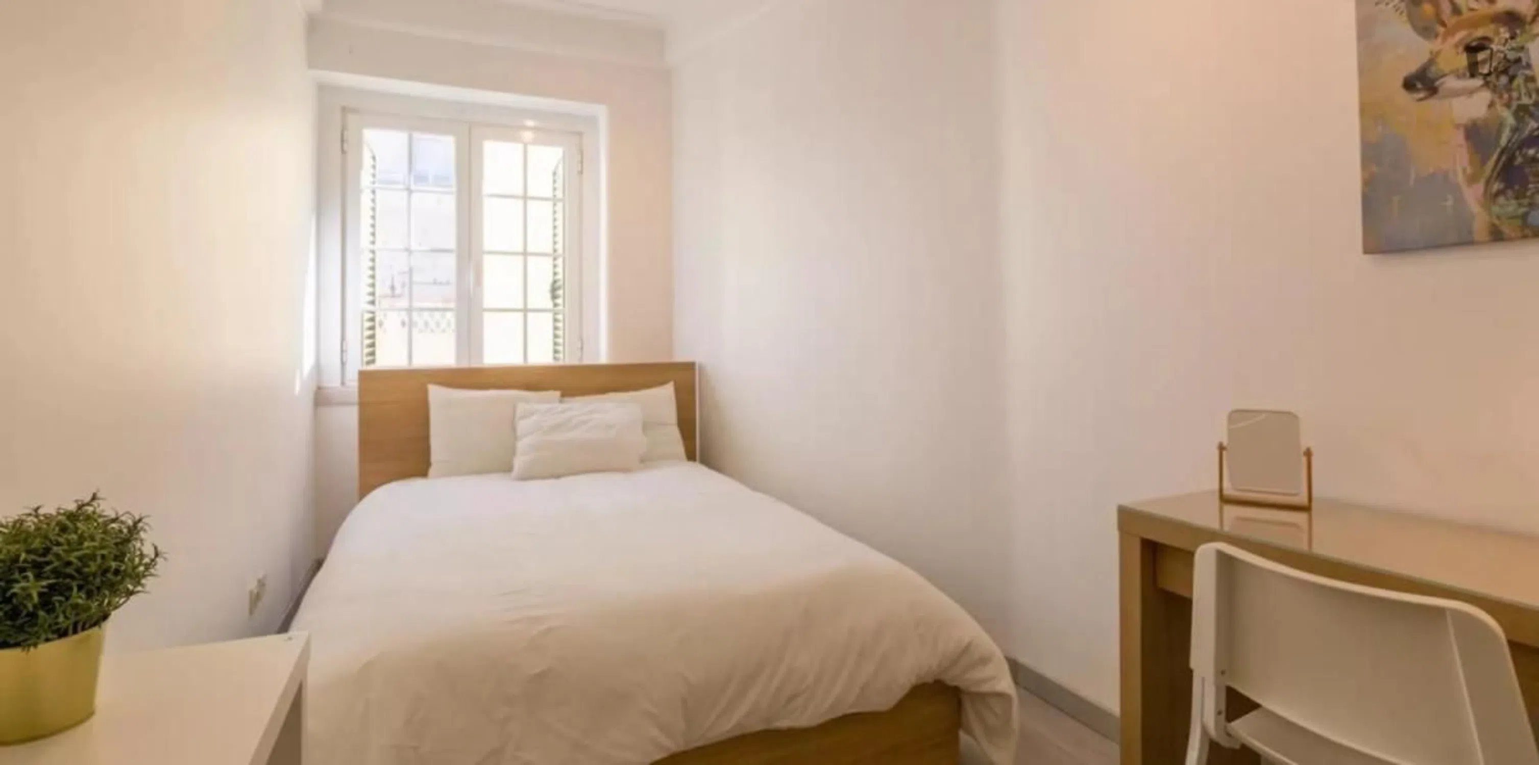 Modern 1 Bedroom Furnished Room for Rent in Belém – Prime Location with Easy Transport