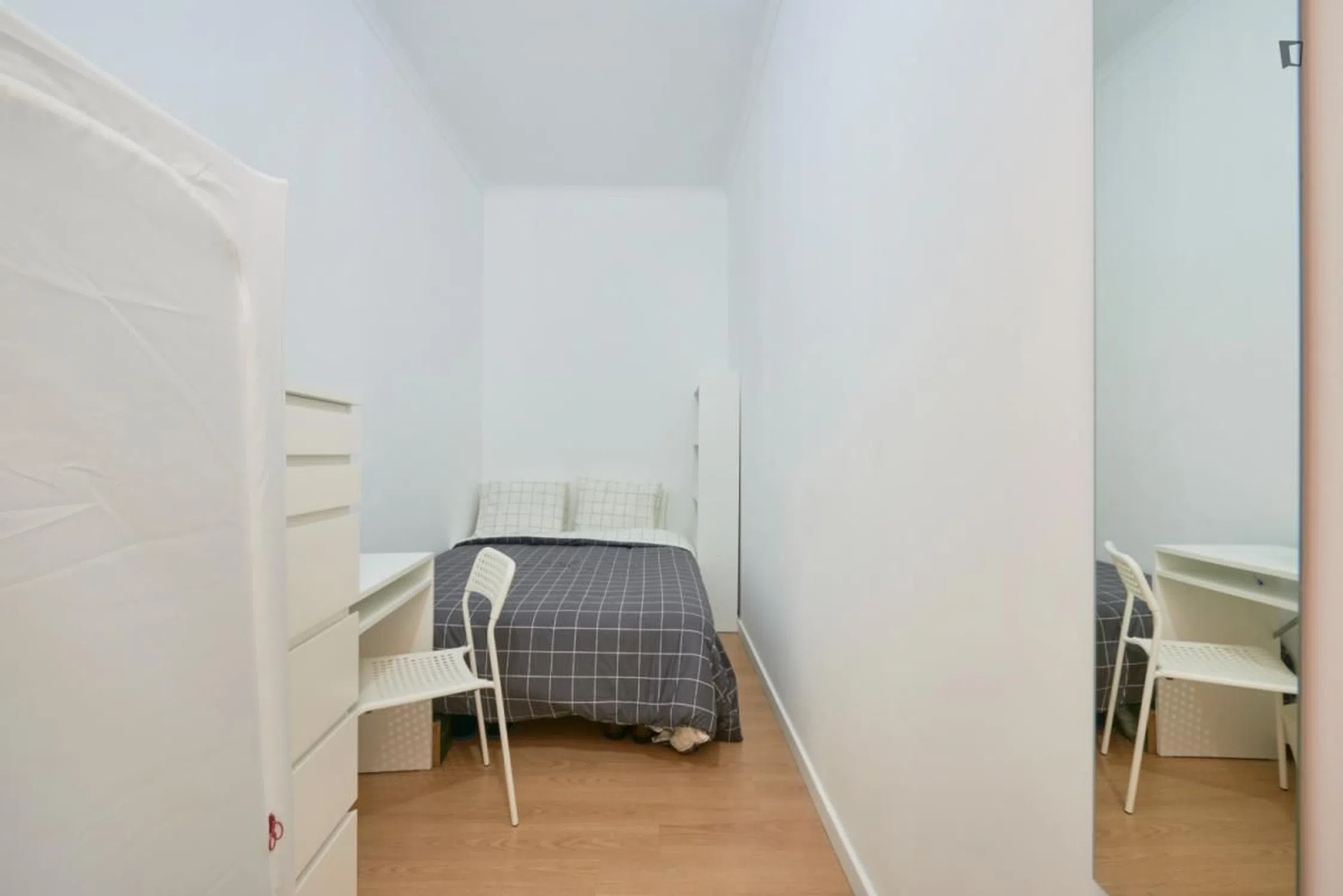 Modern 1 Bedroom Furnished Room for Rent in Arroios – Prime Location with Easy Transport